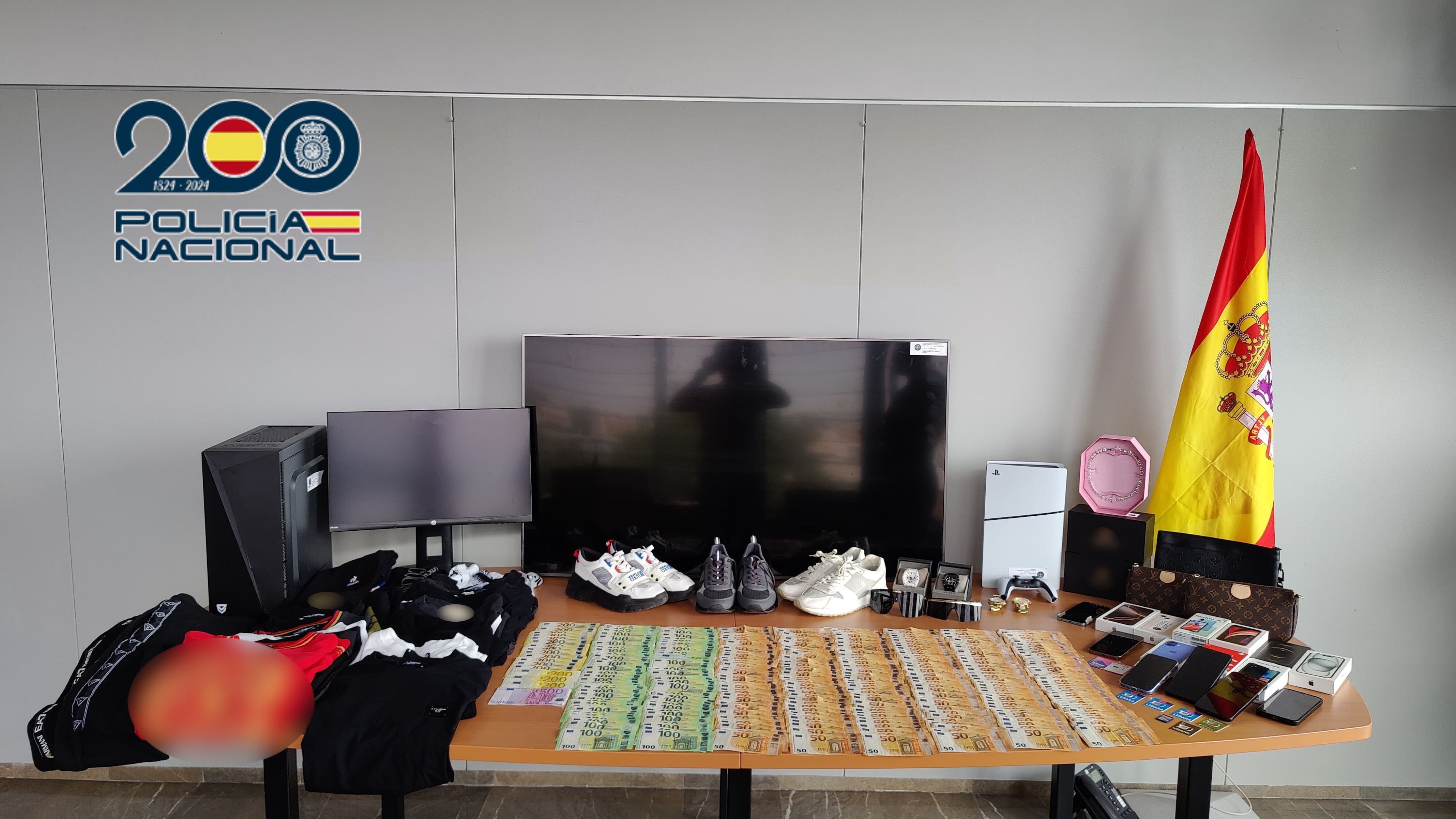 Dinero en metálico y otros objetos interceptados por la Policía Nacional
