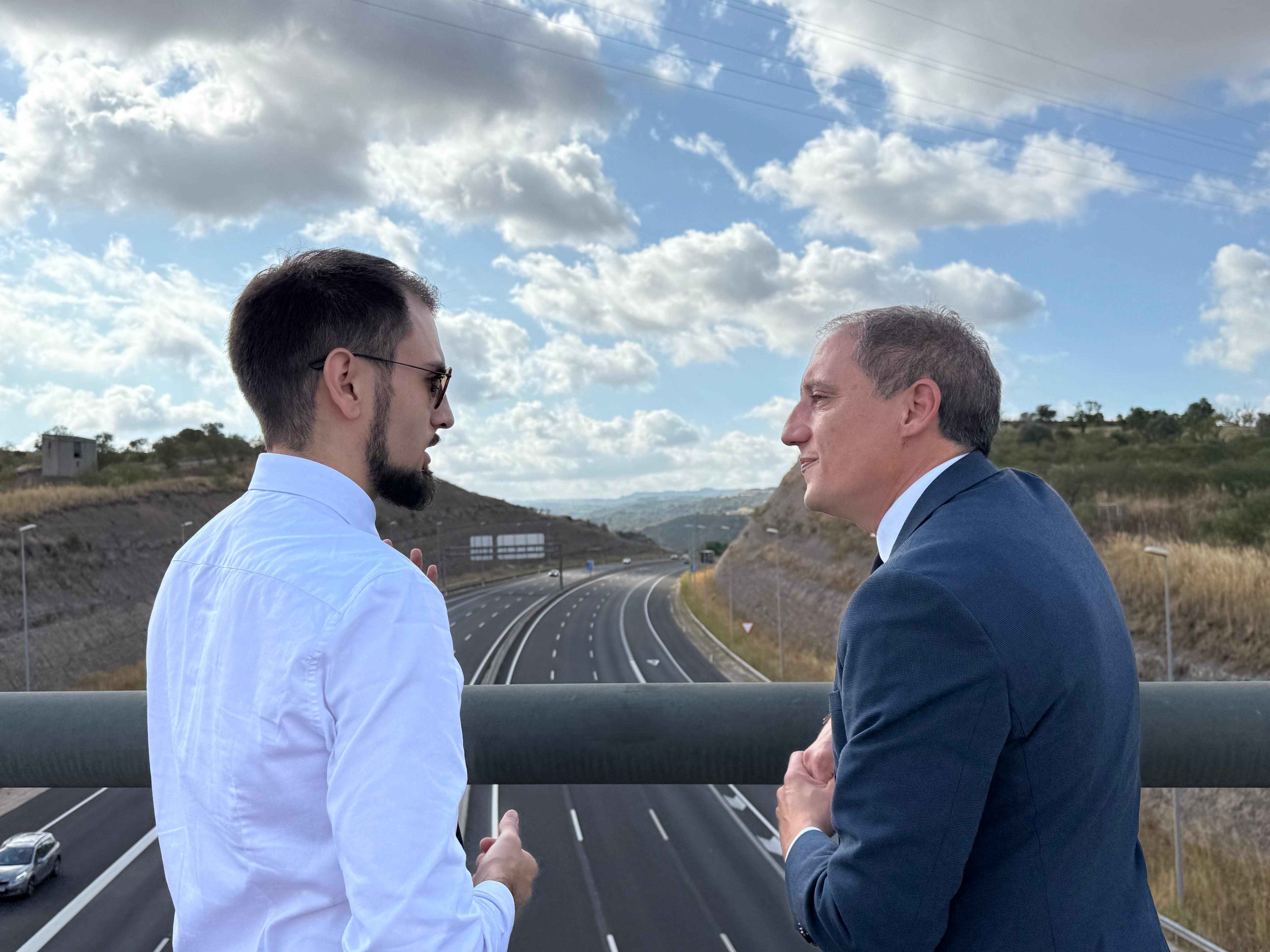 Crespín i l'alcalde de Cervera, Jan Pomés, a l'A-2 a l'alçada de Cervera