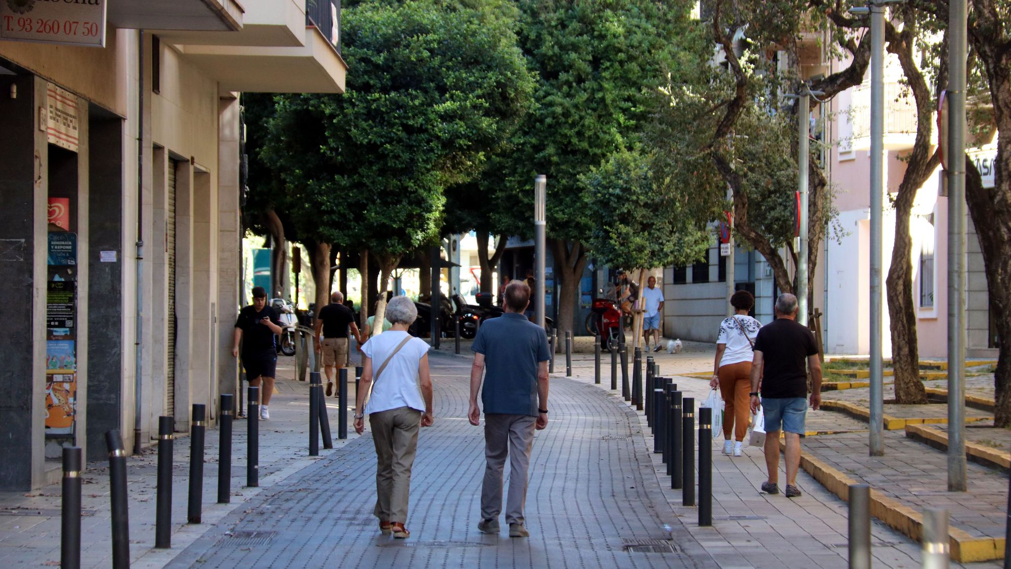 Gent passejant pel carrer Major de l'Hospitalet de Llobregat