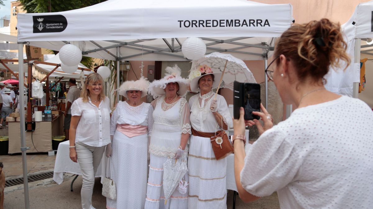 Un grup de dones vestides d'indianes es fotografien a la XIV Fira d'Indians de Torredembarra Un grup de dones vestides d'indianes es fotografien a la XIV Fira d'Indians de Torredembarra