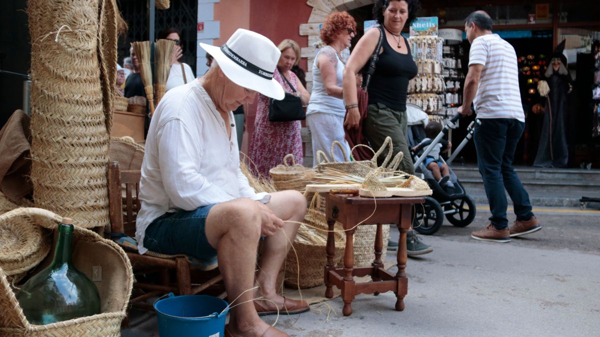 En Blai, un artesà de Penyíscola, confecciona unes sabates d'espart a la XIV Fira d'Indians de Torredembarra En Blai, un artesà de Penyíscola, confecciona unes sabates d'espart a la XIV Fira d'Indians de Torredembarra