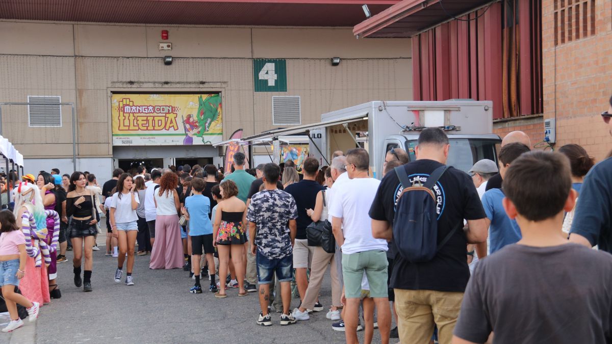 Cua d'entrada al recinte per accedir a la MangaCon Lleida