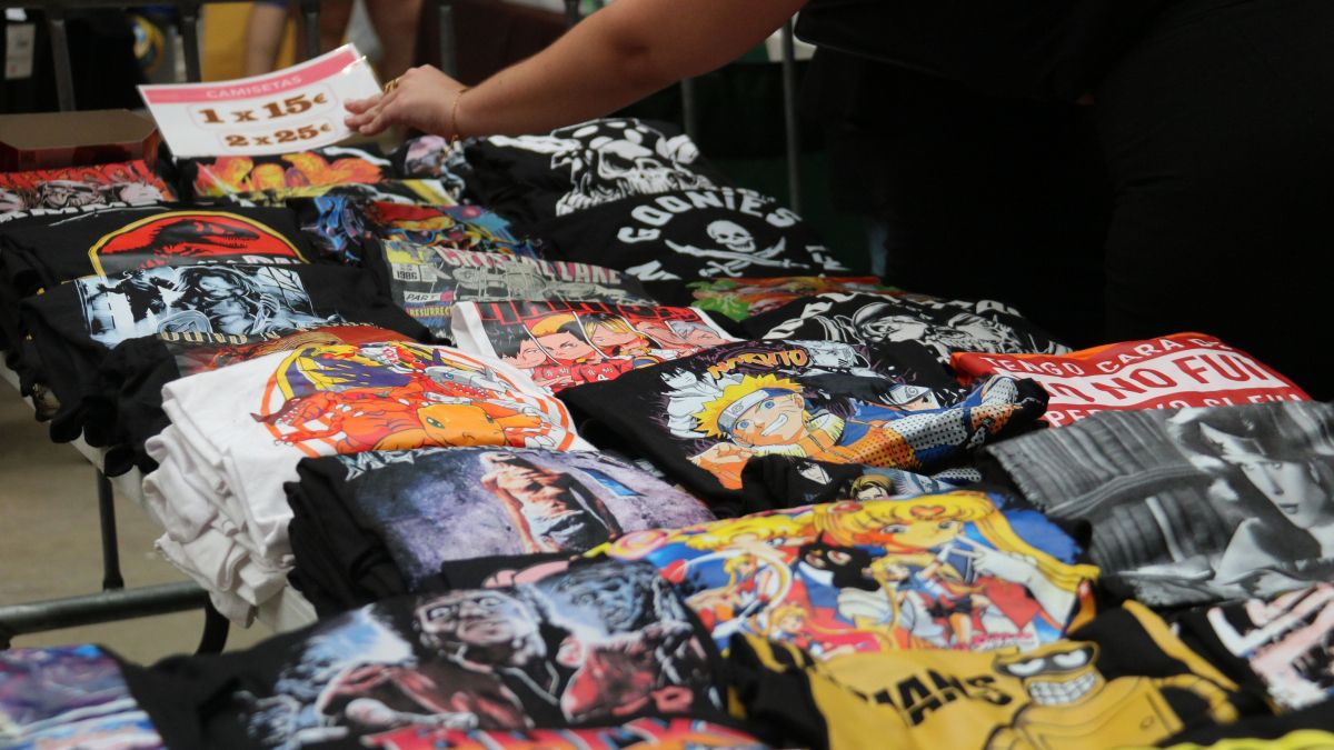 Parada de samarretes d'animes de la primera MangaCon Lleida