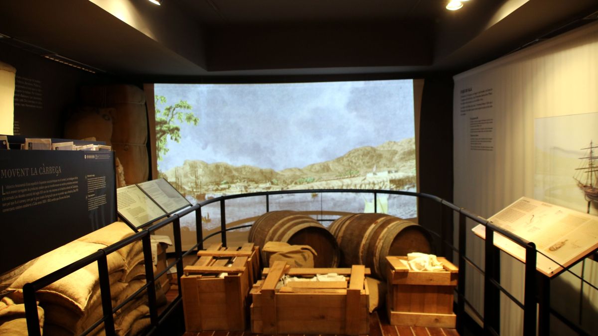 Part del Museu del Mar on s'explica com eren i què portaven els vaixells que utilitzaven els lloretencs per anar a fer les amèriques