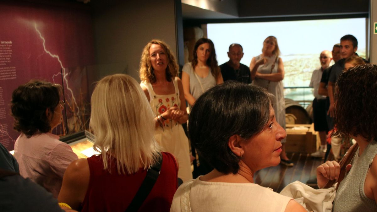 Un grup a la visita especial al Museu del Mar sobre el passat negrer de Lloret