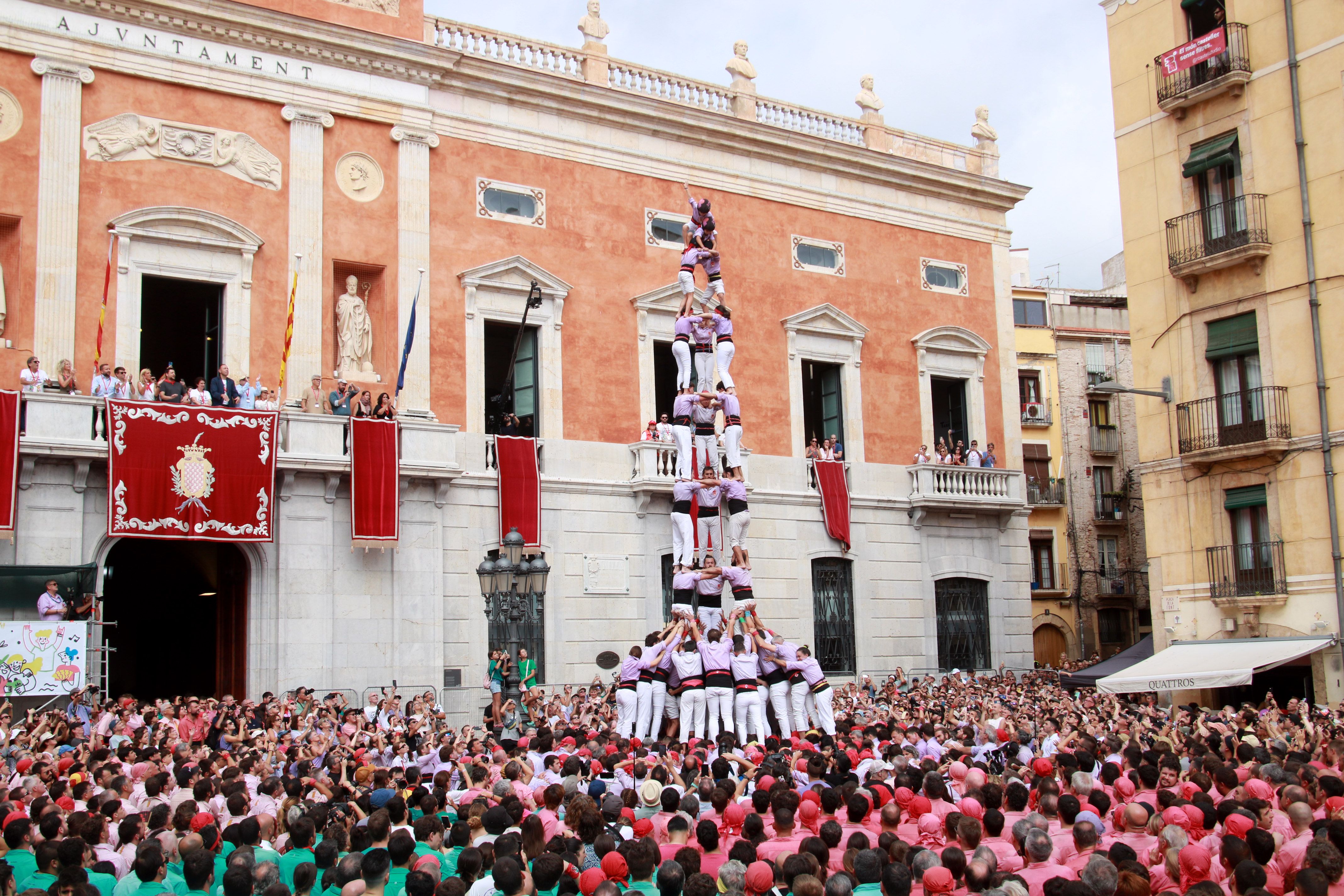 El 3 de 9 amb folre de la Colla Jove Xiquets de Tarragona en la primera ronda de la diada del Primer Diumenge de les festes de Santa Tecla