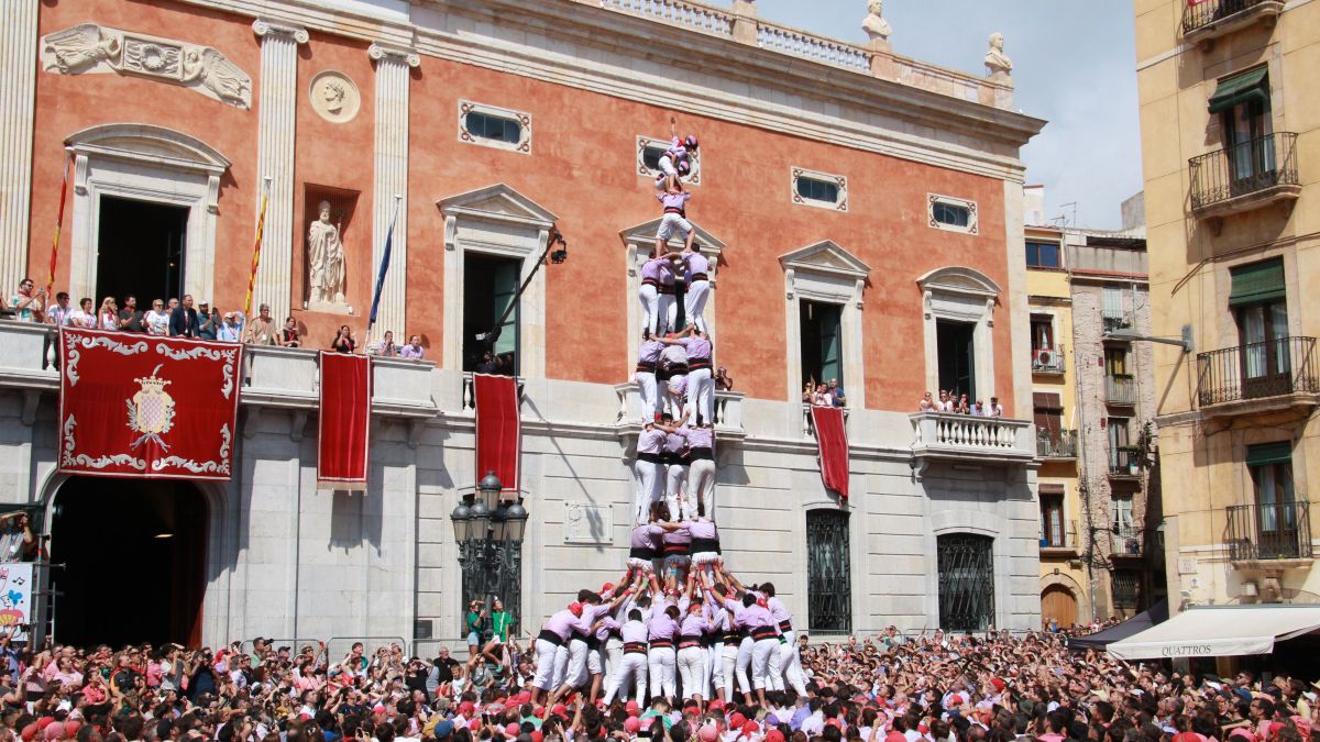 El 4 de 9 con aguja de la Colla Jove Xiquets de Tarragona en la segunda ronda de la jornada del Primer Domingo de las fiestas de Santa Tecla El 4 de 9 con aguja de la Colla Jove Xiquets de Tarragona en la segunda ronda de la jornada del Primer Domingo de las fiestas de Santa Tecla