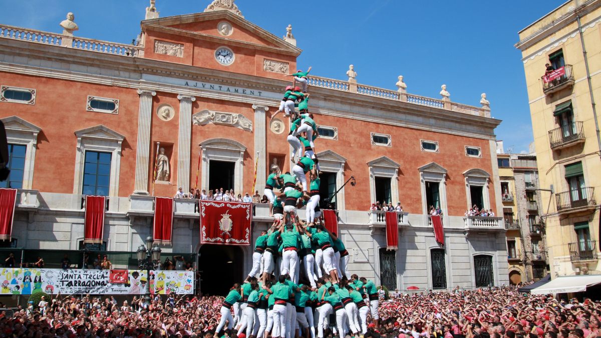 Los Castellers de Vilafranca cayendo del 3 de 10 con forro y esposas en la segunda ronda de la jornada del Primer Domingo de las fiestas de Santa Tecla de Tarragona Los Castellers de Vilafranca cayendo del 3 de 10 con forro y esposas en la segunda ronda de la jornada del Primer Domingo de las fiestas de Santa Tecla de Tarragona