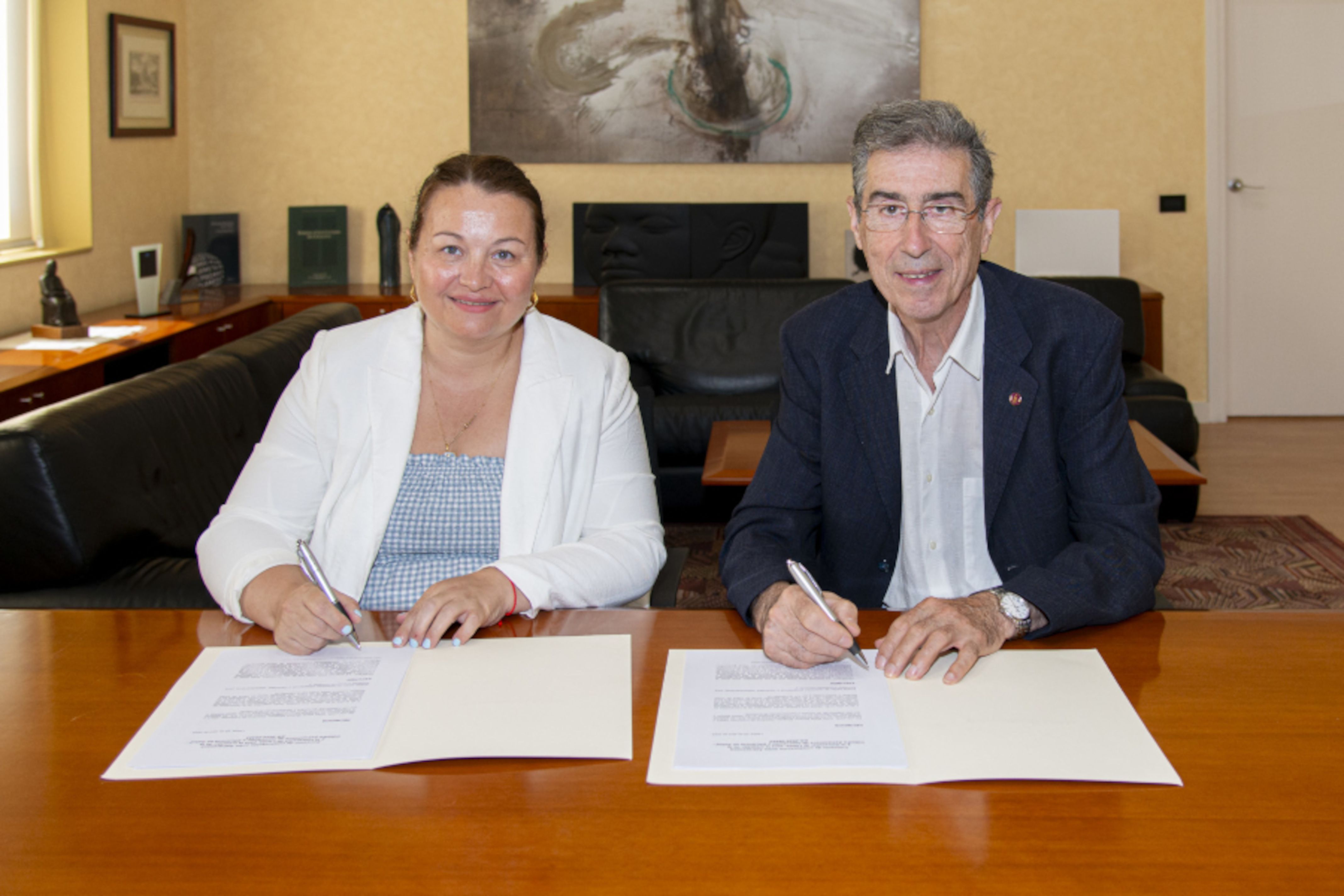Un moment de la signatura del conveni de creació de la nova càtedra per part de la directora d'Afers corporatius i Accés al mercat d'AstraZeneca, Marta Moreno, i del rector de la UdL, Jaume Puy