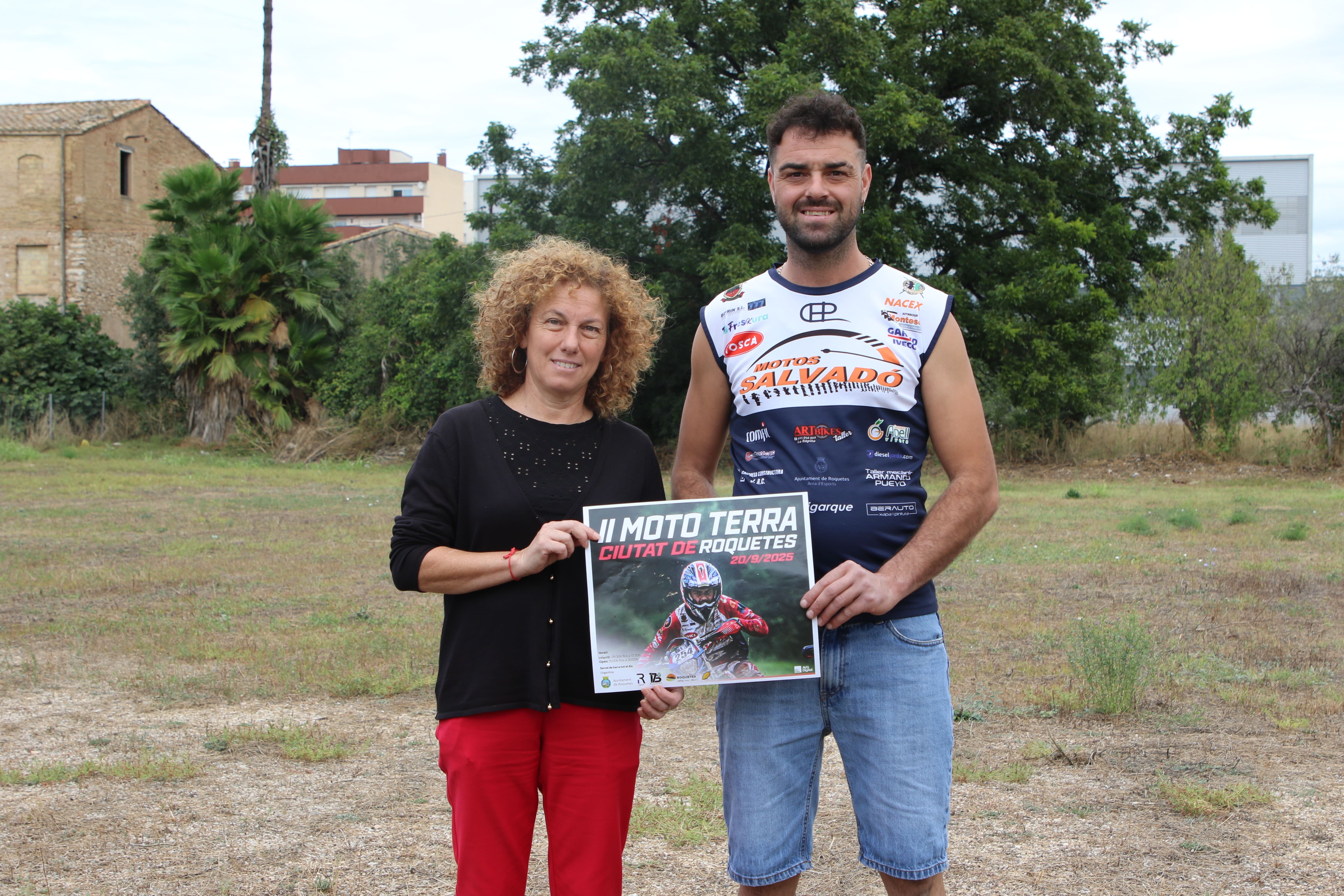 La regidora de Turisme i Esports de Roquetes, Sonia Andrade, i el campió d'Espanya de Cross Country el 2023, Pau Doñate
