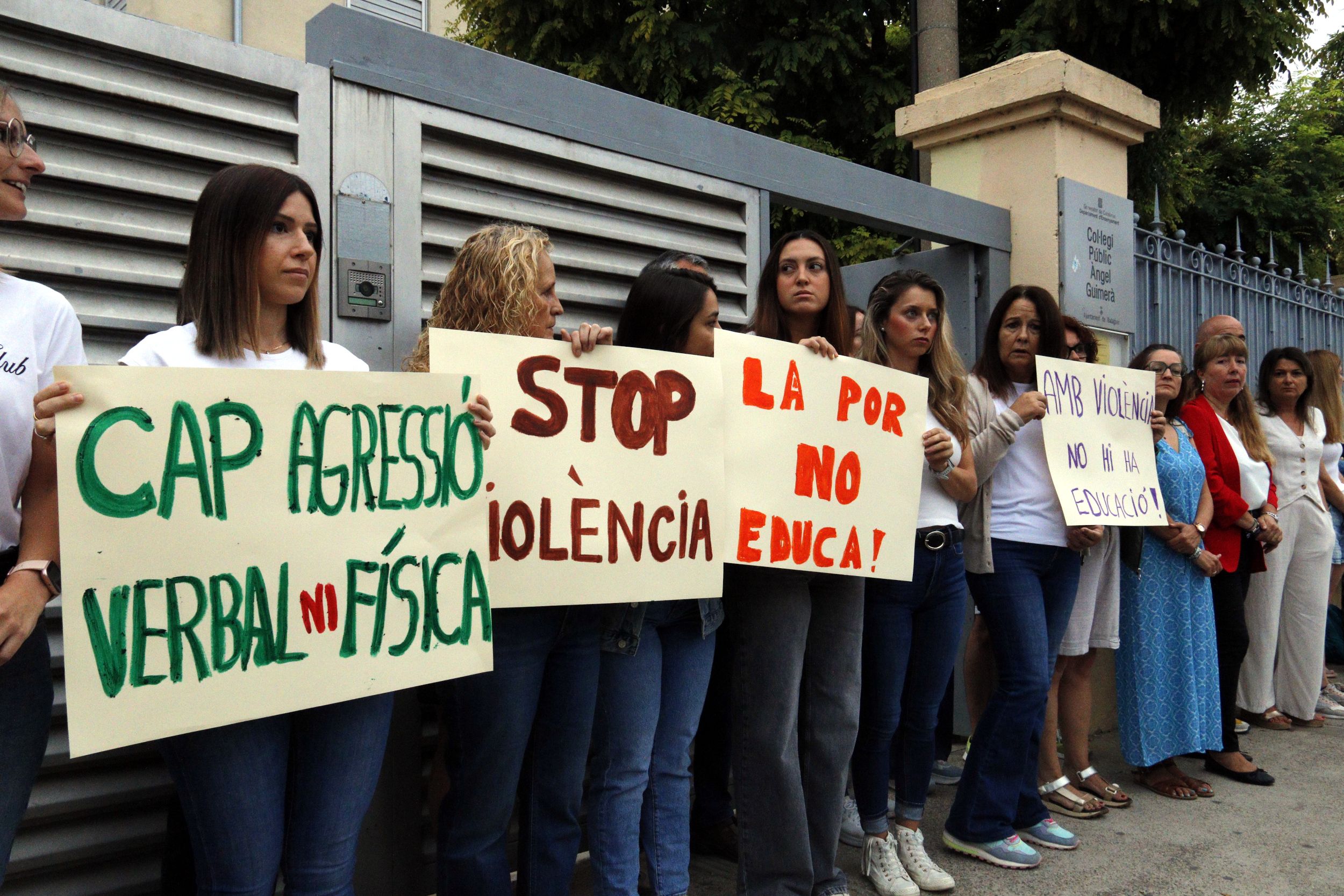 ACN / Professores sostenen pancartes contra la violència i les agressions davant l'escola Àngel Guimerà de Balaguer durant una concentració de protesta