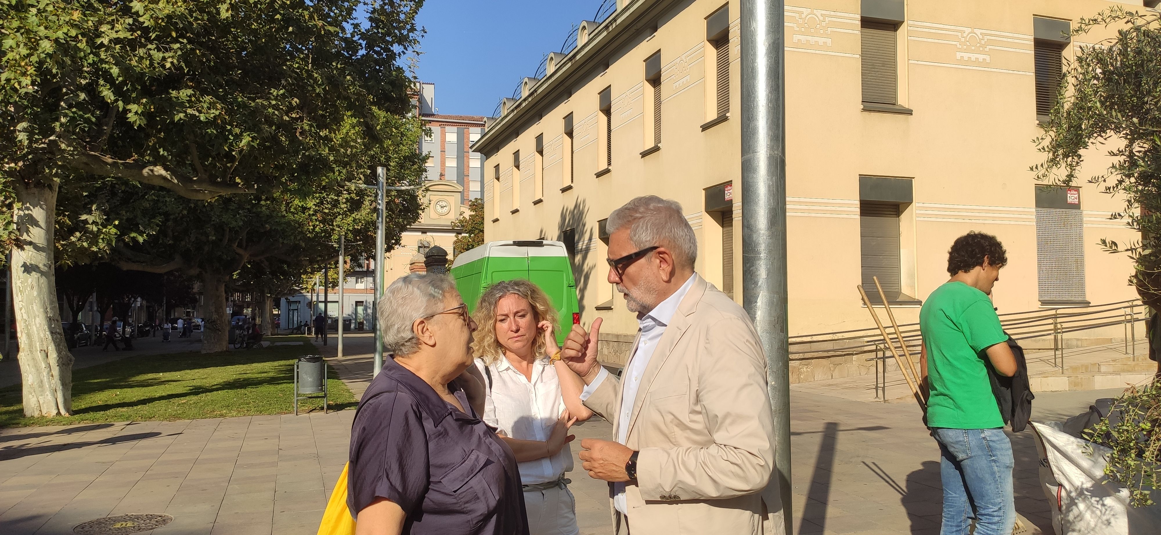 FOTO: D.H. / El alcalde de Lleida, Fèlix Larrosa, junto con la concejala Pilar Bosch, habla con una vecina del barrio Templers-Escorxador