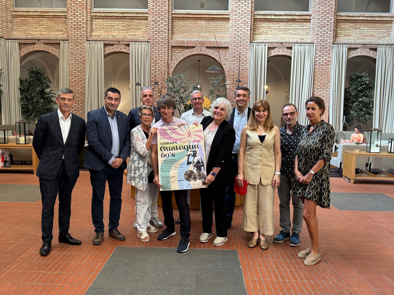 La tinenta d'alcalde, Carme Valls, i el director de Mamapop, Manel Simón, amb autoritats, directius del festival i representants de les empreses col·laboradores, presenten el Mamapop 2025