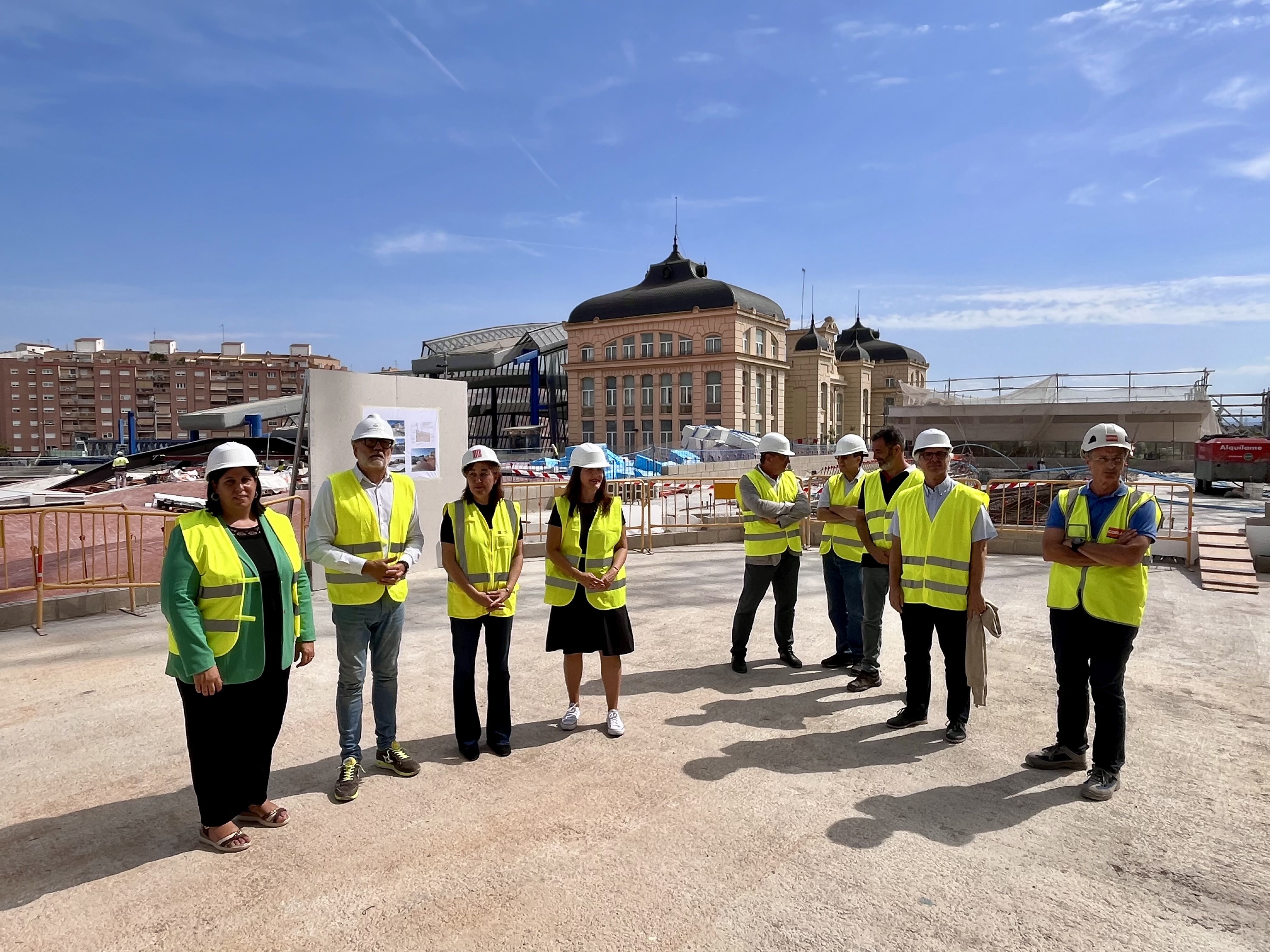 El alcalde, Fèlix Larrosa, la teniente de alcalde, Cristina Morón, y la consejera de Territorio, Vivienda y Transición Ecológica, Sílvia Paneque, durante la visita de las obras de la nueva estación