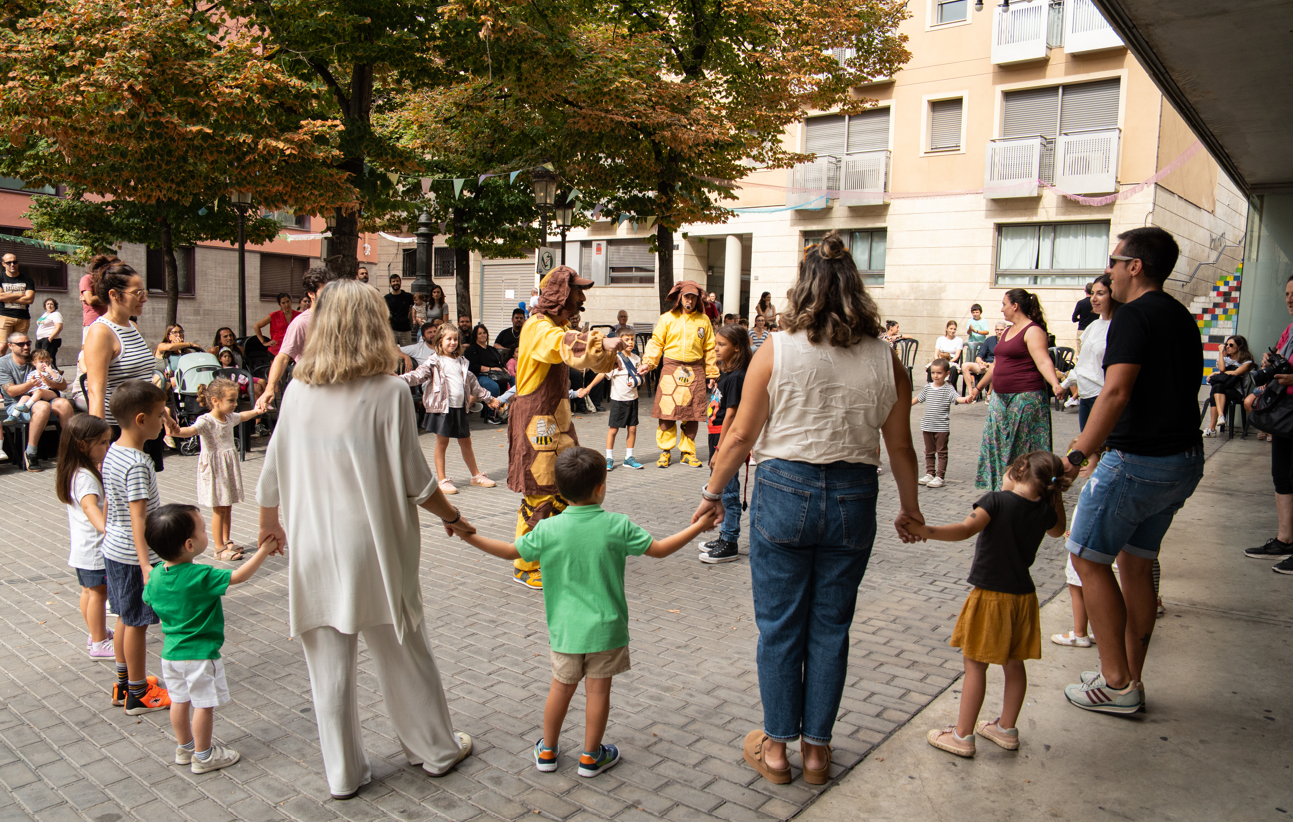Espectáculo infantil "A quant va la mel", de la compañía La Tresca i la Verdesca, en la plaza de la Ereta