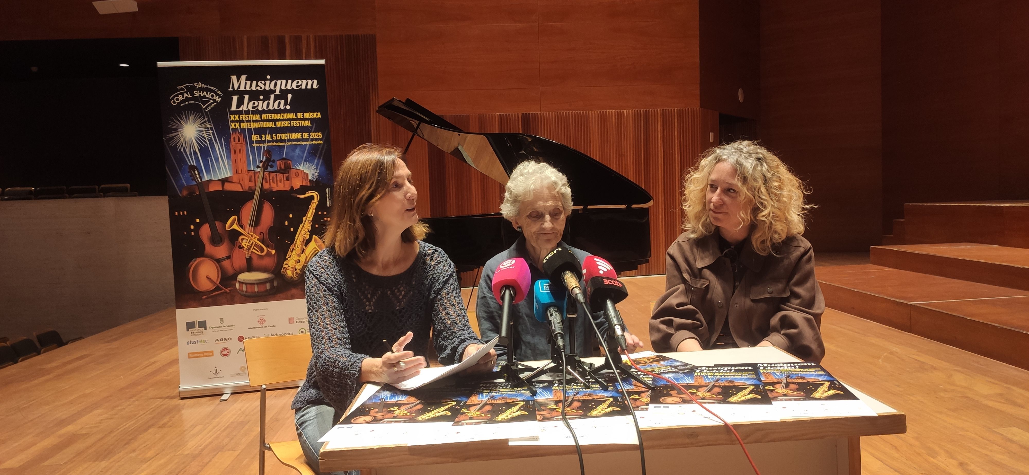 FOTO: D.H. / La presentació s'ha fet a l'Auditori Enric Granados amb presència de la presidenta de la Coral Shalom, Teresa Coca; la directora del festival, Maria Carme Valls; i la regidora de cultura, Pilar Bosch