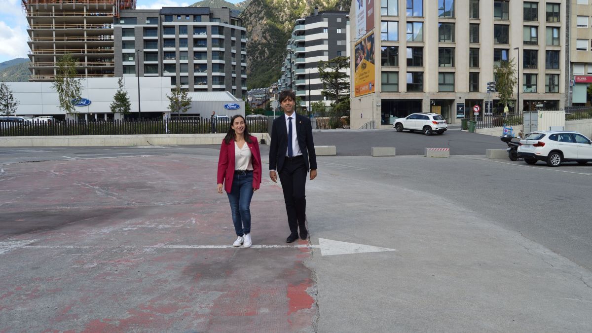 Los cónsules de Andorra la Vieja, Sergi González y Olalla Losada, en la parcela en la que se quiere hacer el proyecto Espacio Capital