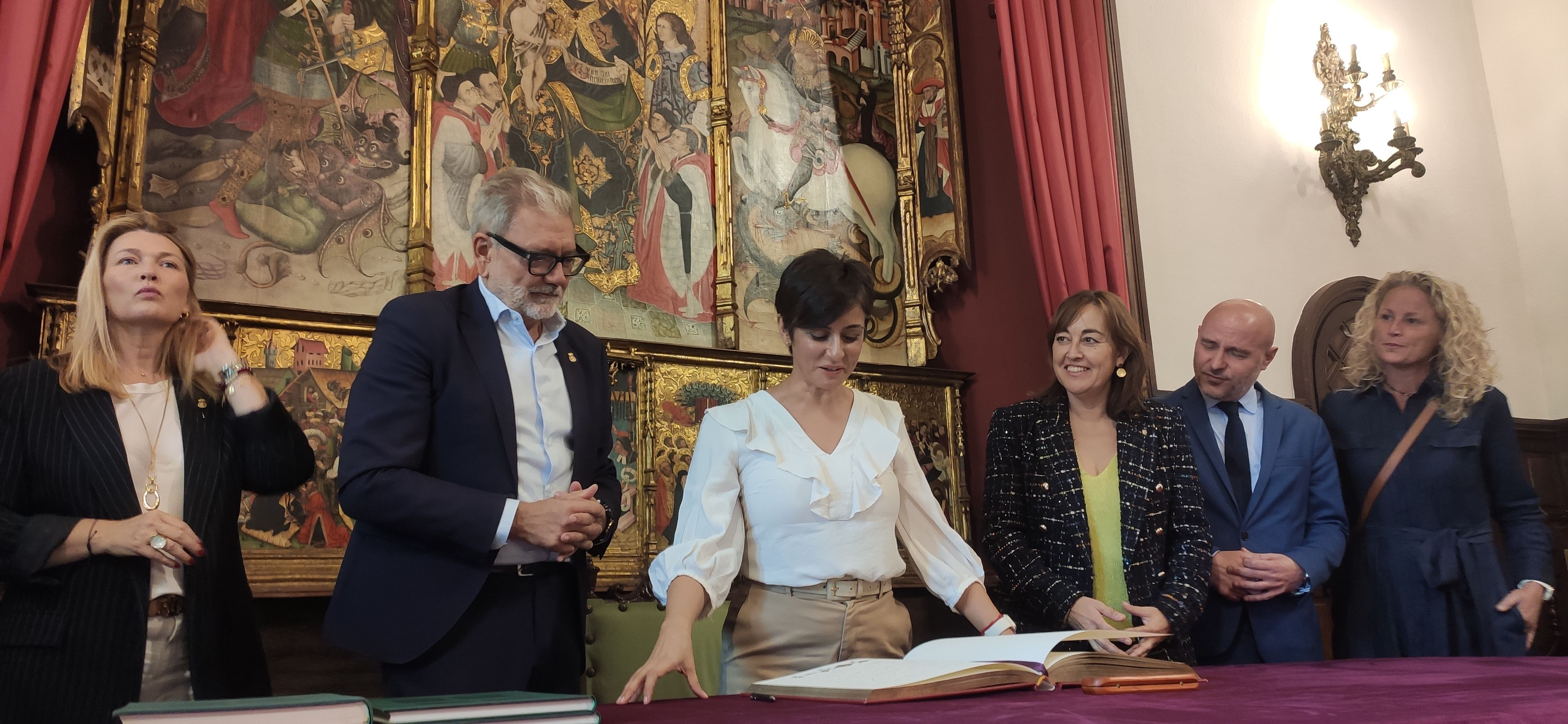FOTO: D.H. / La ministra de Vivienda y Agenda Urbana, Isabel Rodríguez García, firma el libro de honor en Lleida junto con el alcalde y la consejera