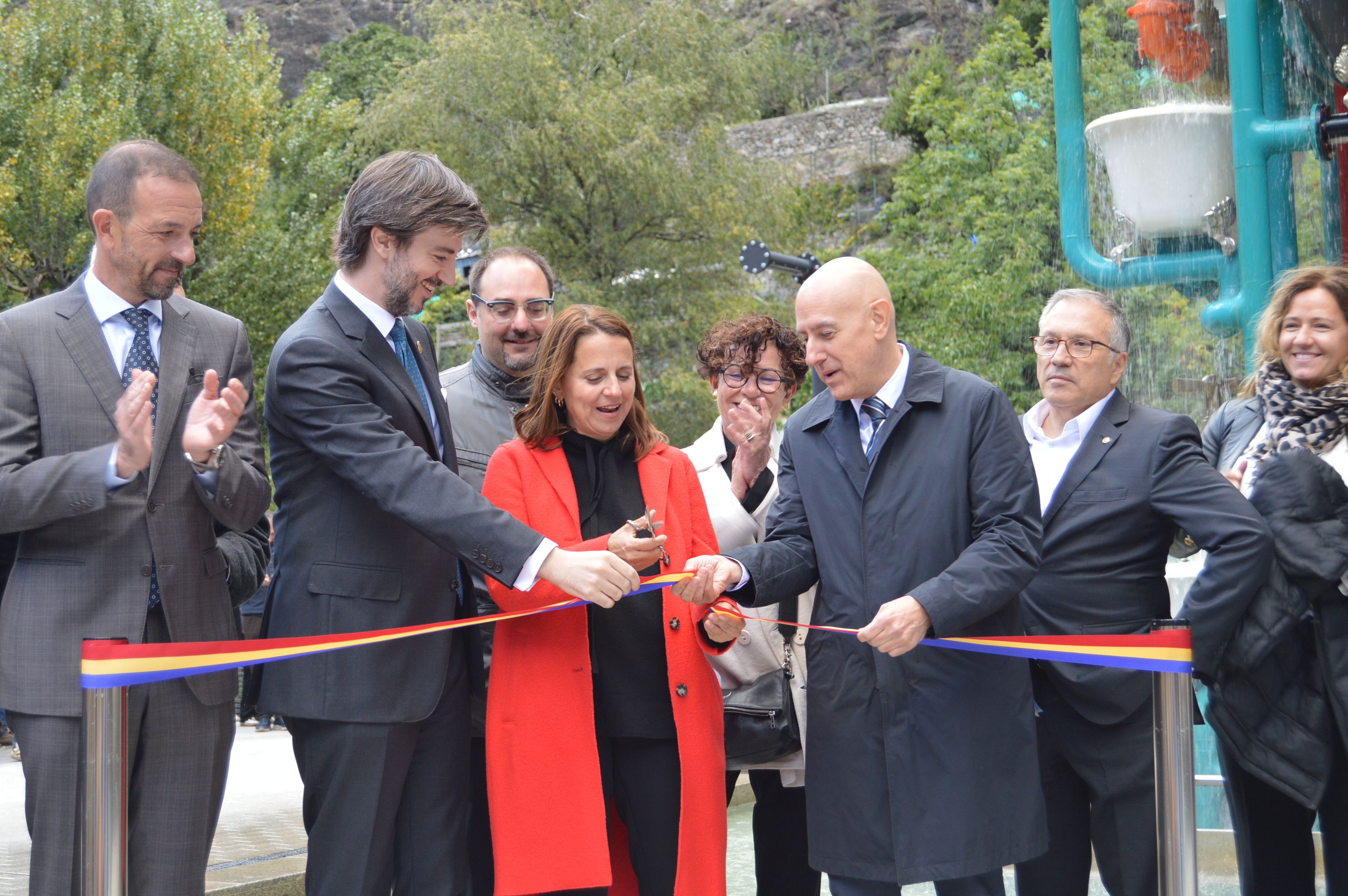 Els cònsols escaldencs, Rosa Gili i Joaquim Dolsa, i el síndic general, Carles Ensenyat, inauguren la remodelació del projecte Caldes | FOTO: M.F. (ANA)