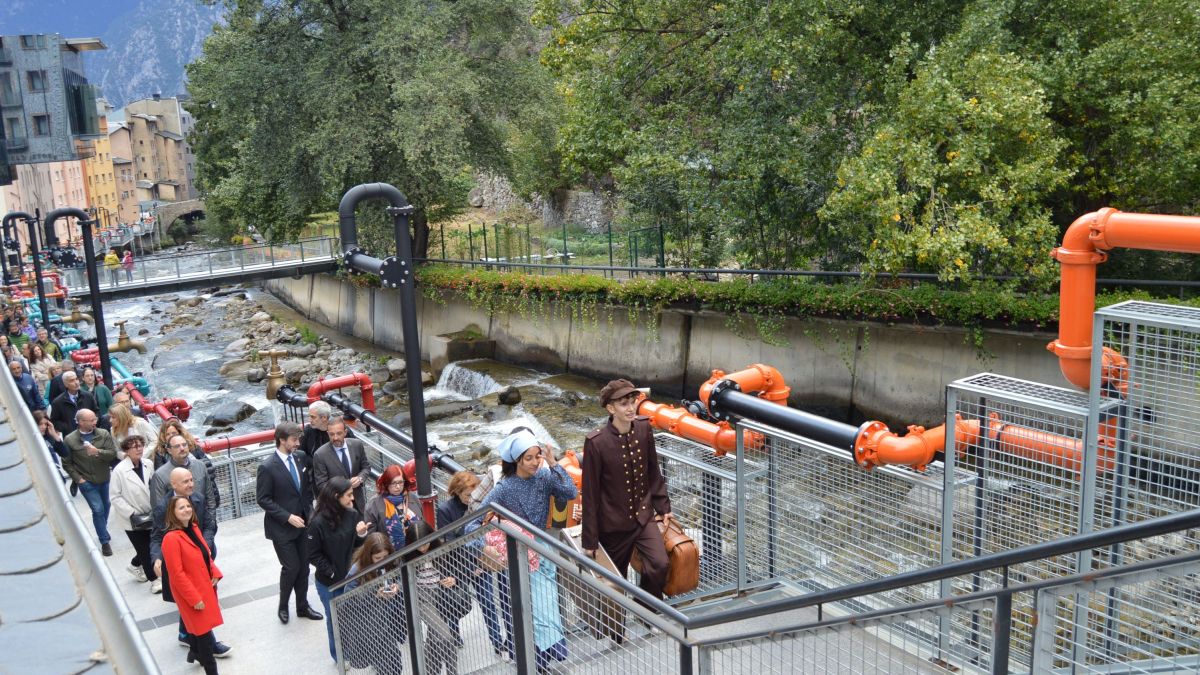 Les autoritats durant la visita teatralitzada que s'ha fet per inaugurar el projecte Caldes