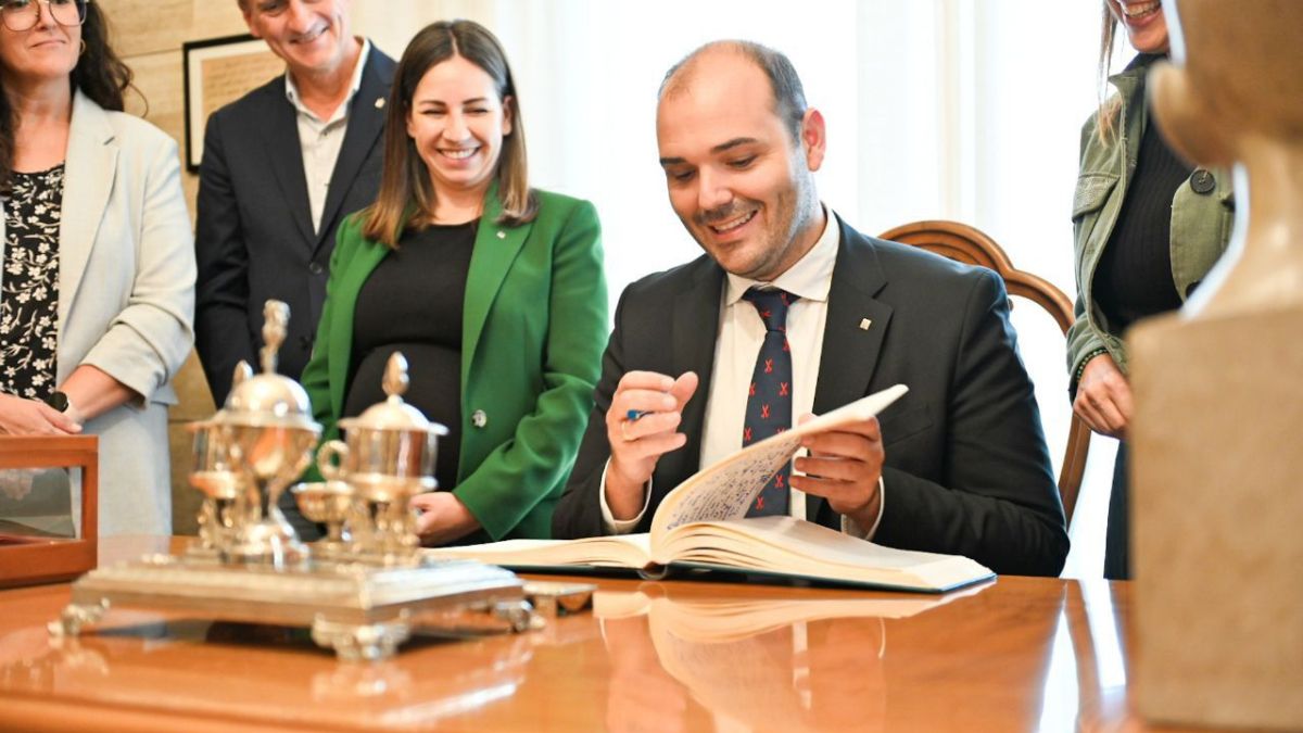 El conseller Albert Dalmau signa el llibre d'honor de l'Ajuntament de Reus