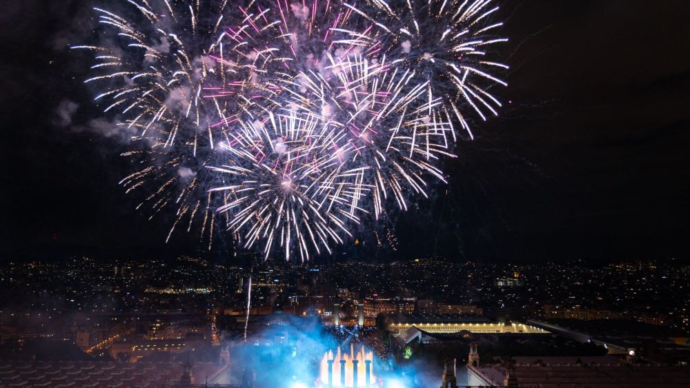 El públic omple l’avinguda Maria Cristina durant el Piromusical de la Mercè 2025 1