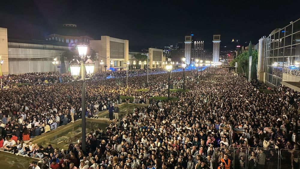 El públic omple l’avinguda Maria Cristina durant el Piromusical de la Mercè 2025