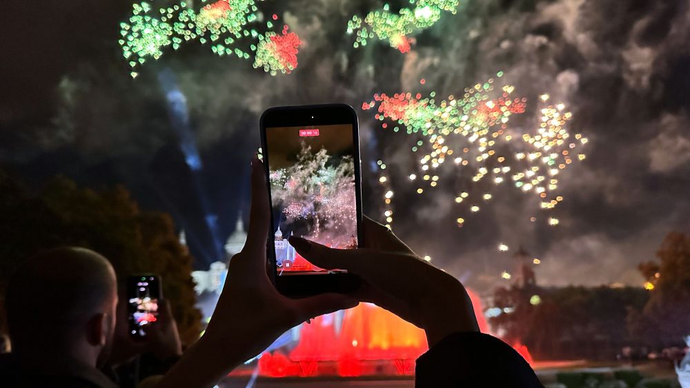 Un espectador grava amb el mòbil el Piromusical que tanca les festes de la Mercè 1