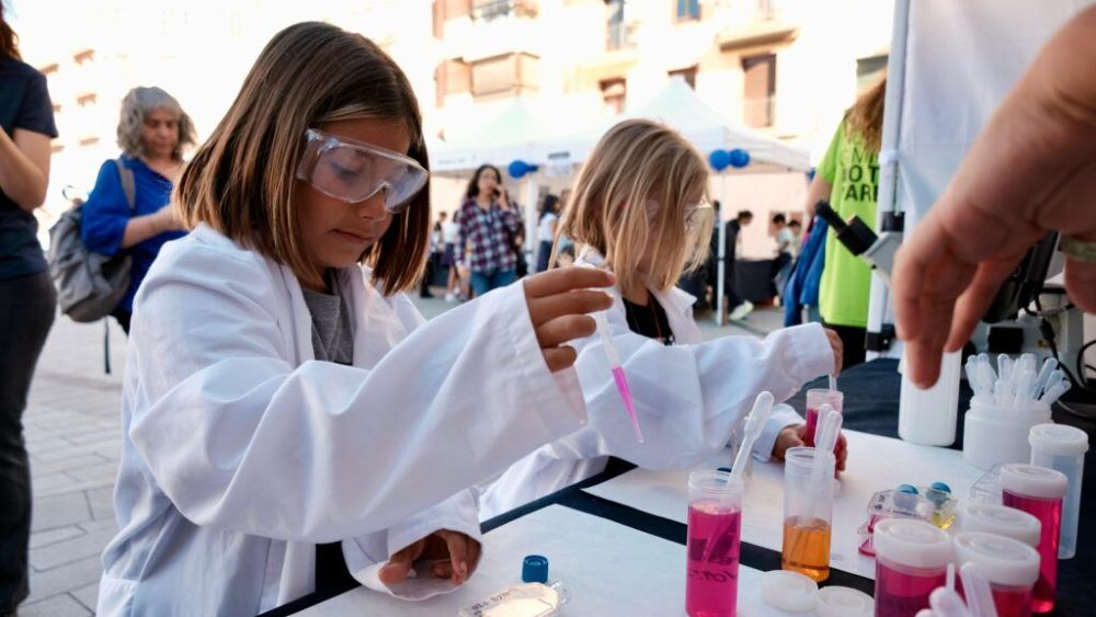 Prop de 5.000 persones participen en la fira de tallers de la Nit Europea de la Recerca 1