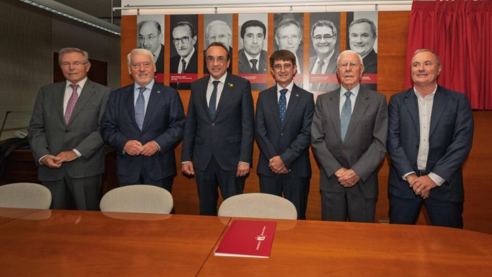 Els tres expresidents del Consell Social presents a l’acte, Anton Valero, a l’esquerra, i Josep Gomis i Joan Enric Carreres, a la dreta, amb Poblet, Rull i Pallarès