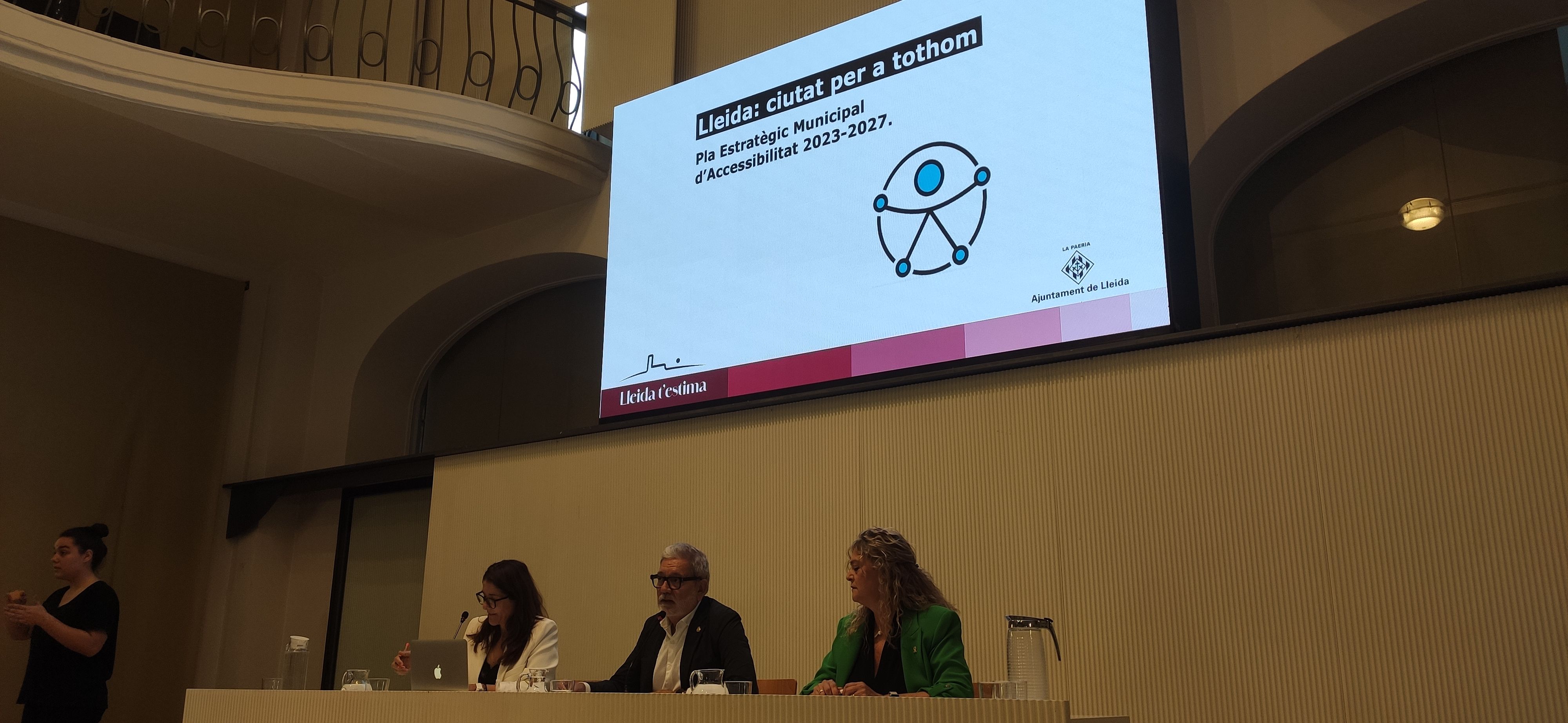 FOTO: D.H. / L'alcalde de Lleida, Fèlix Larrosa, juntament amb la tinenta Cristina Morón i la portaveu de Junts, Violant Cervera, durant la presentació del Pla
