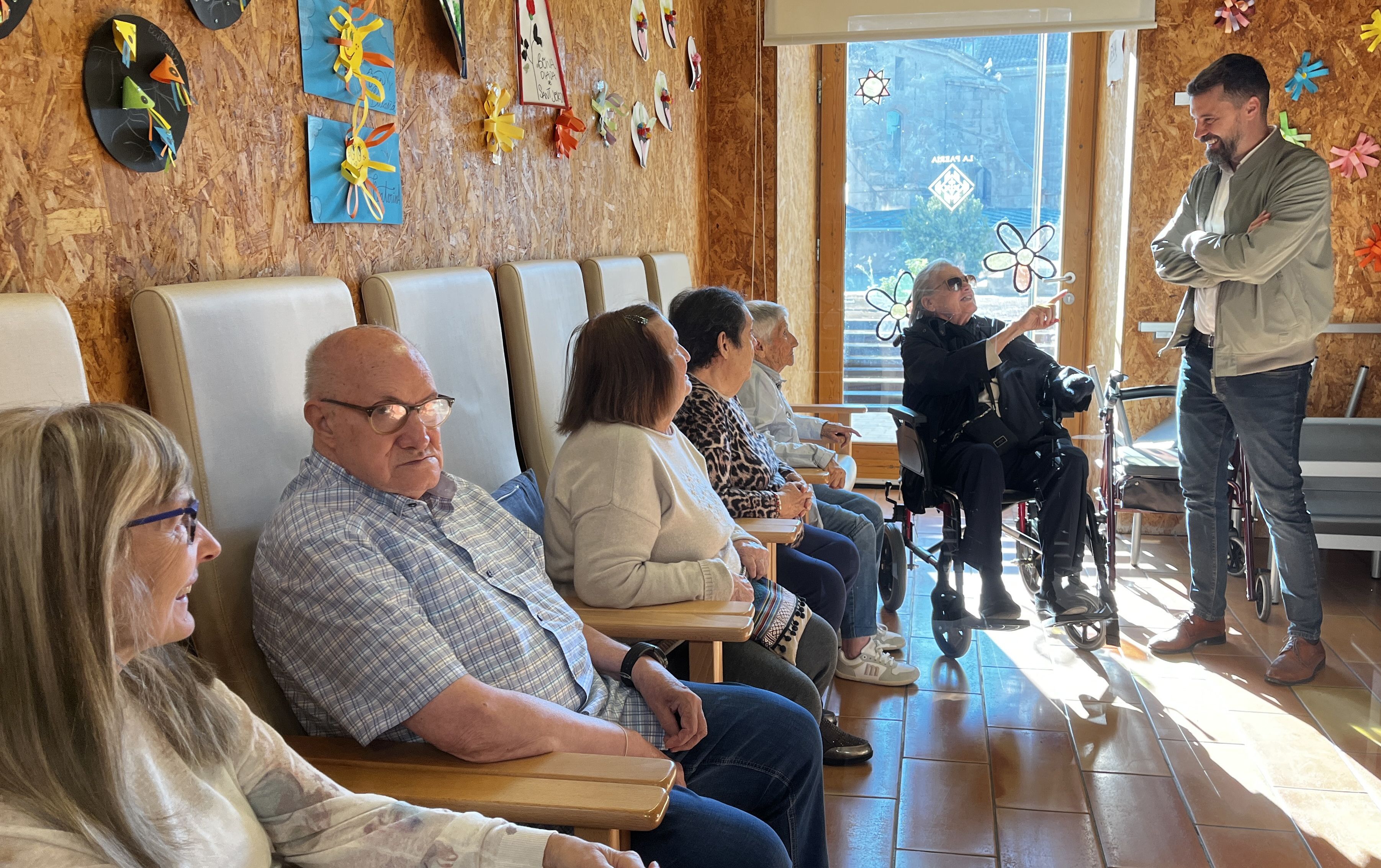 El tinent d'alcalde Carlos Enjuanes ha visitat aquest dimecres el Centre de Dia de Santa Clara amb motiu del Dia Internacional de la Gent Gran.