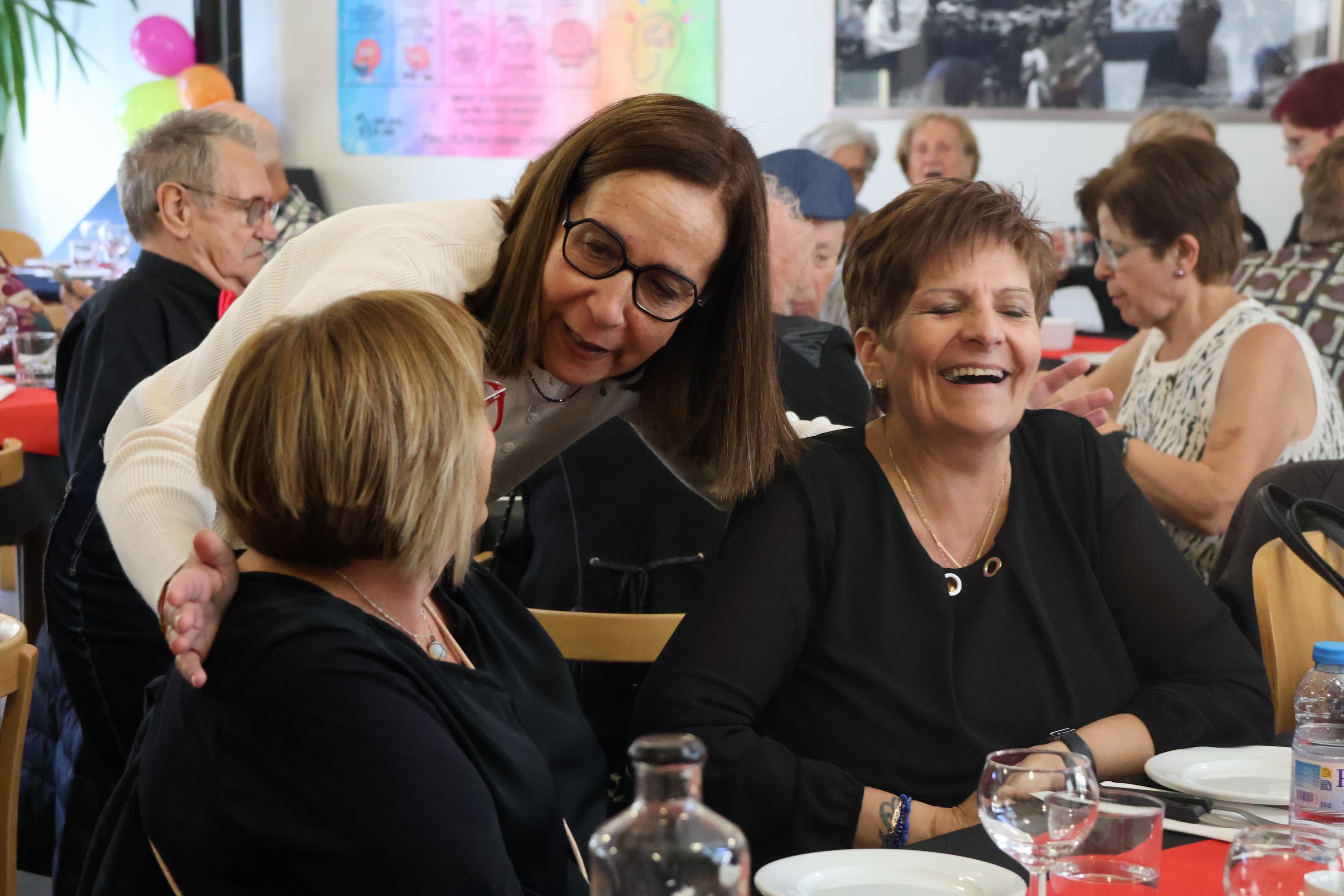 La consellera de Social, Eva Ramos, amb les persones assistents al dinar de celebració dels 10 anys de la llar de Lòria a l'edifici Glòria | FOTO: I.M. (ANA)
