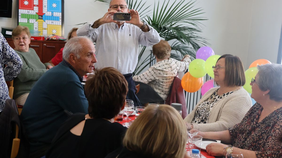 Les persones assistents al dinar de celebració dels 10 anys de la llar de Lòria a l'edifici Glòria