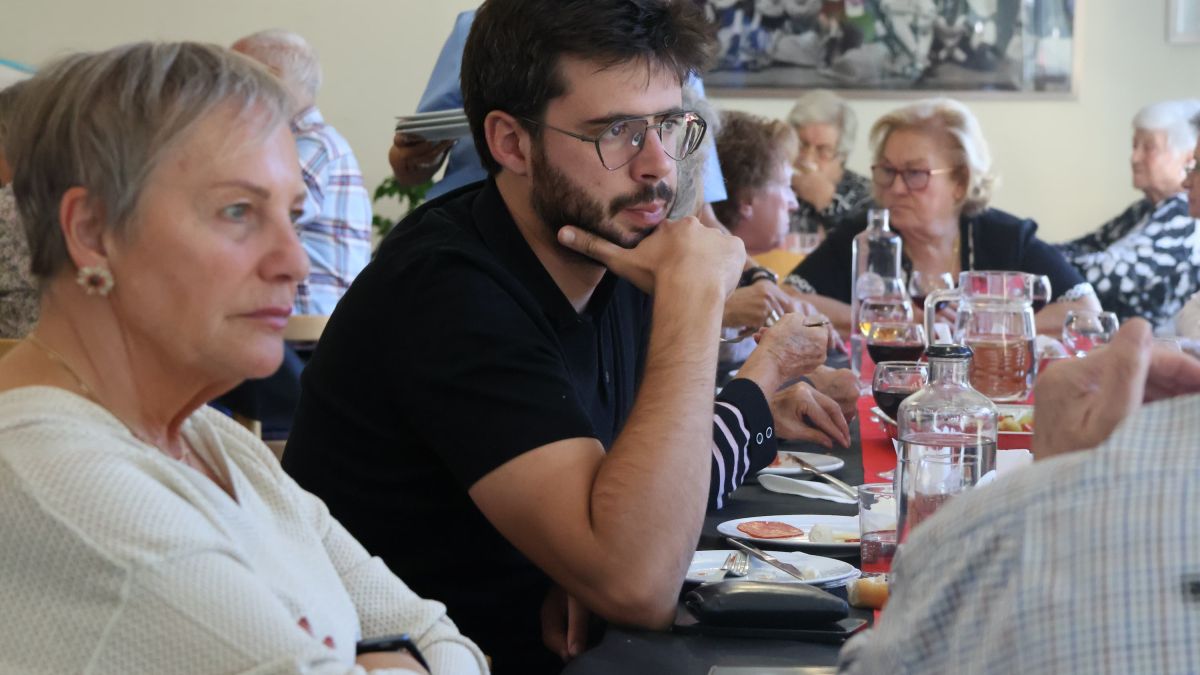El cònsol major, Cerni Cairat, amb les persones assistents al dinar de celebració dels 10 anys de la llar de Lòria a l'edifici Glòria