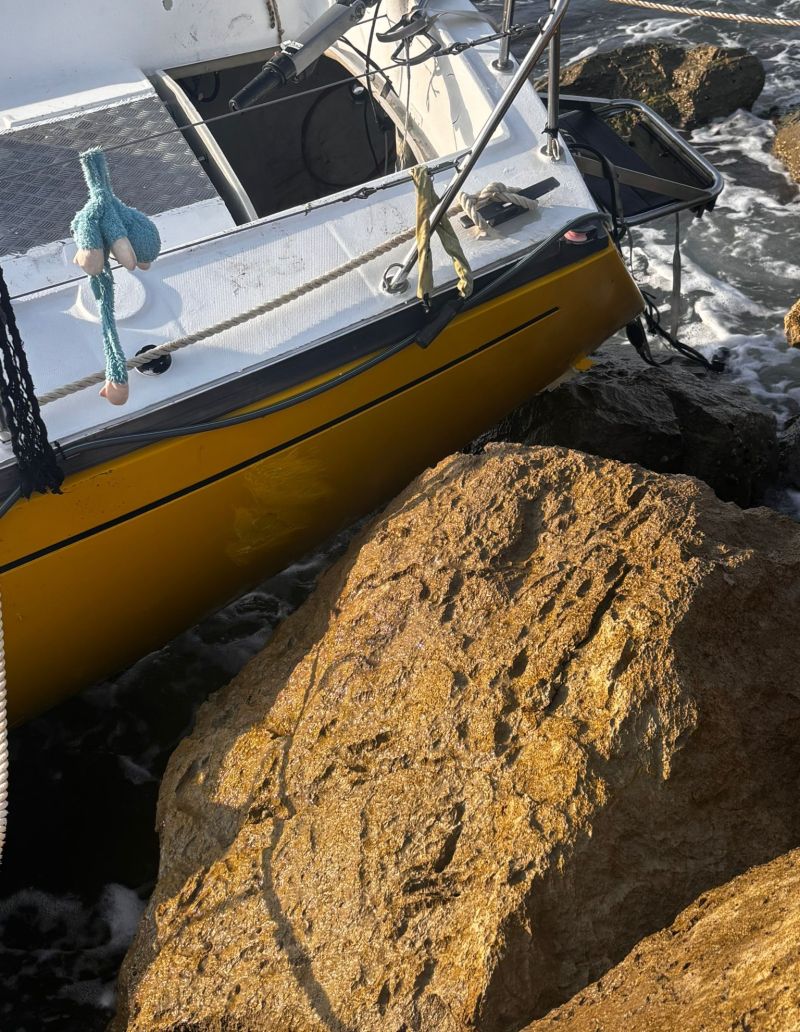 Barco accidentado en Vilanova i la Geltrú