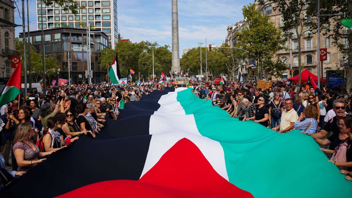 Bandera palestina gegant a Passeig de Gràcia amb Diagonal, punt d'inici de la manifestació d'aquest dissabte a Barcelona