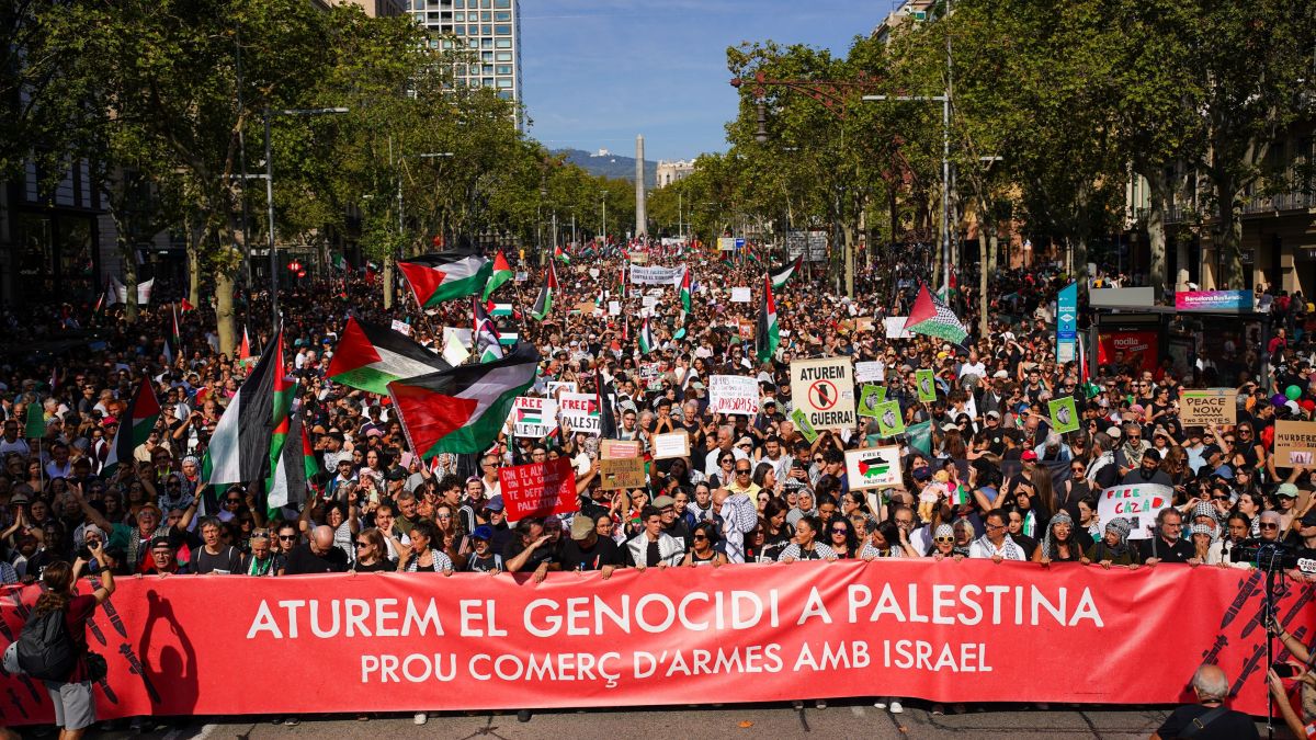 La capçalera de la manifestació amb el lema 'Aturem el genocidi a Palestina. Prou comerç d'armes amb Israel' (1)