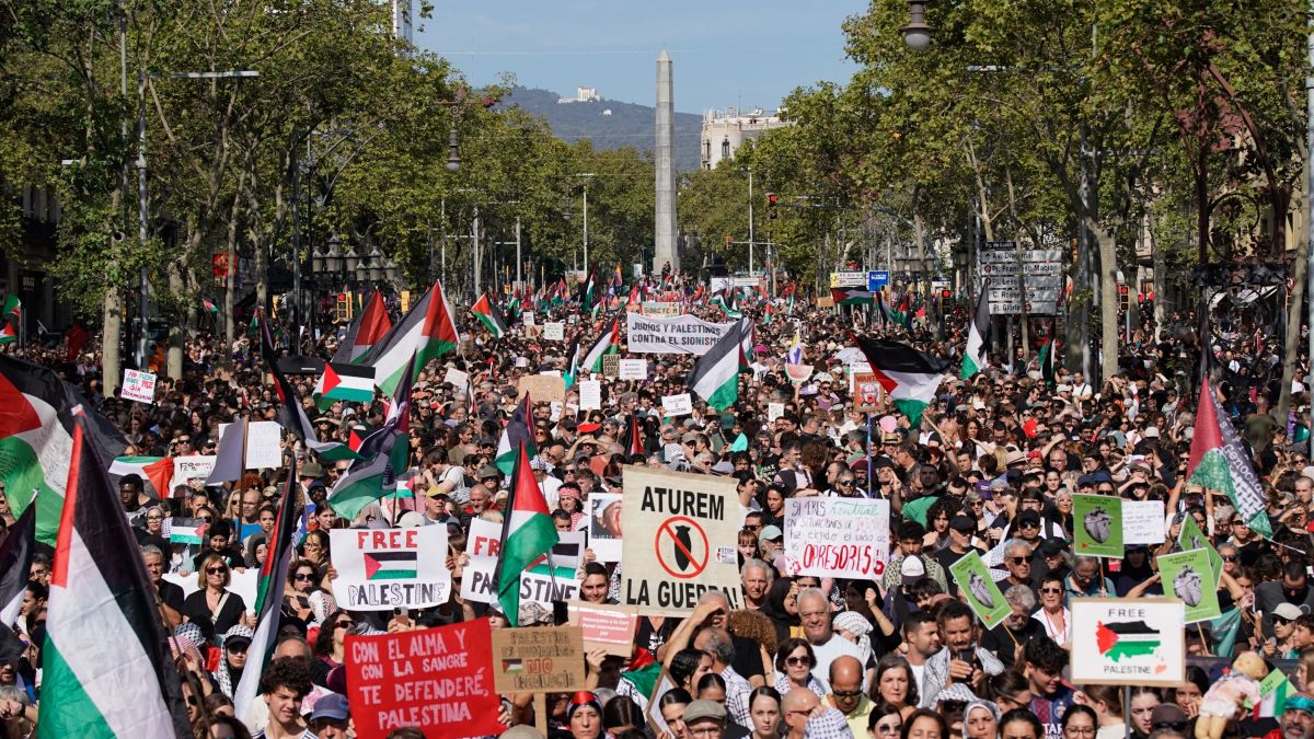 La manifestació en suport a Gaza i la Flotilla, al passeig de Gràcia de Barcelona (1)