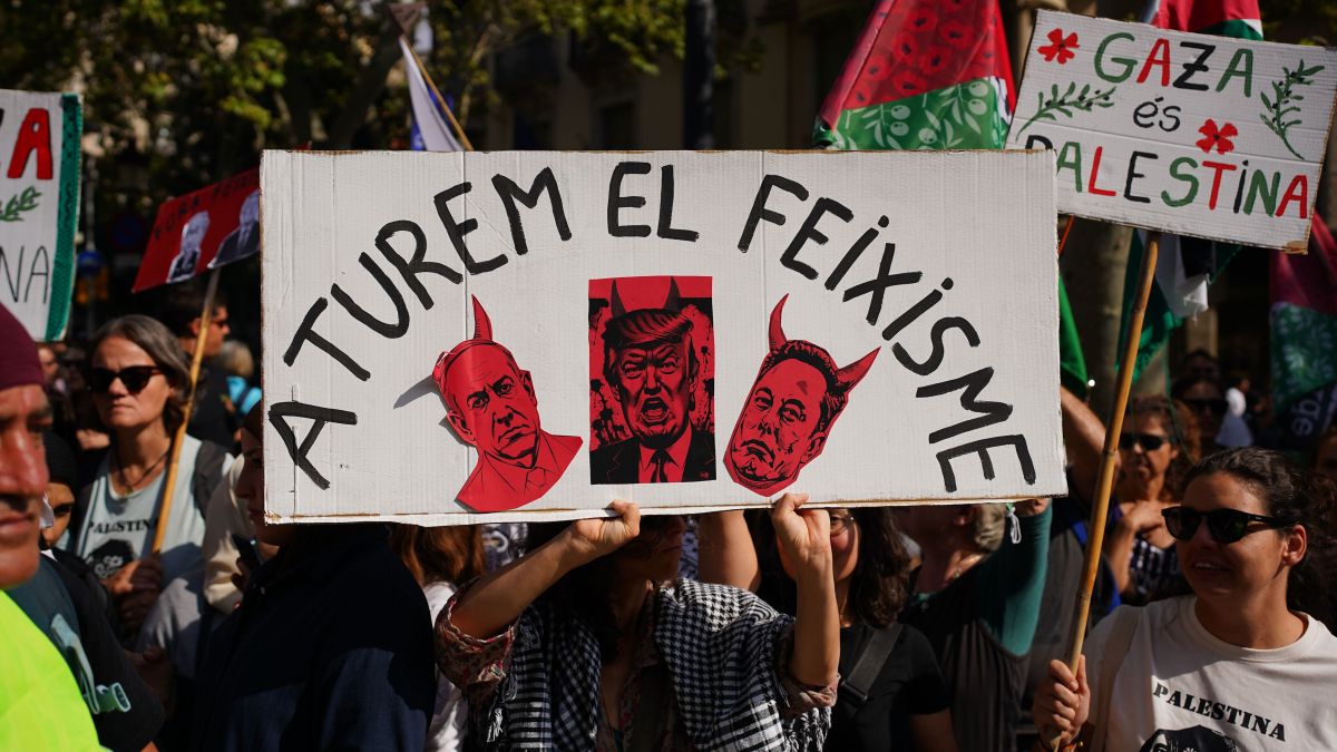 Una pancarta amb el lema 'Aturem el feixisme' en la manifestació en suport a Gaza i la Flotilla