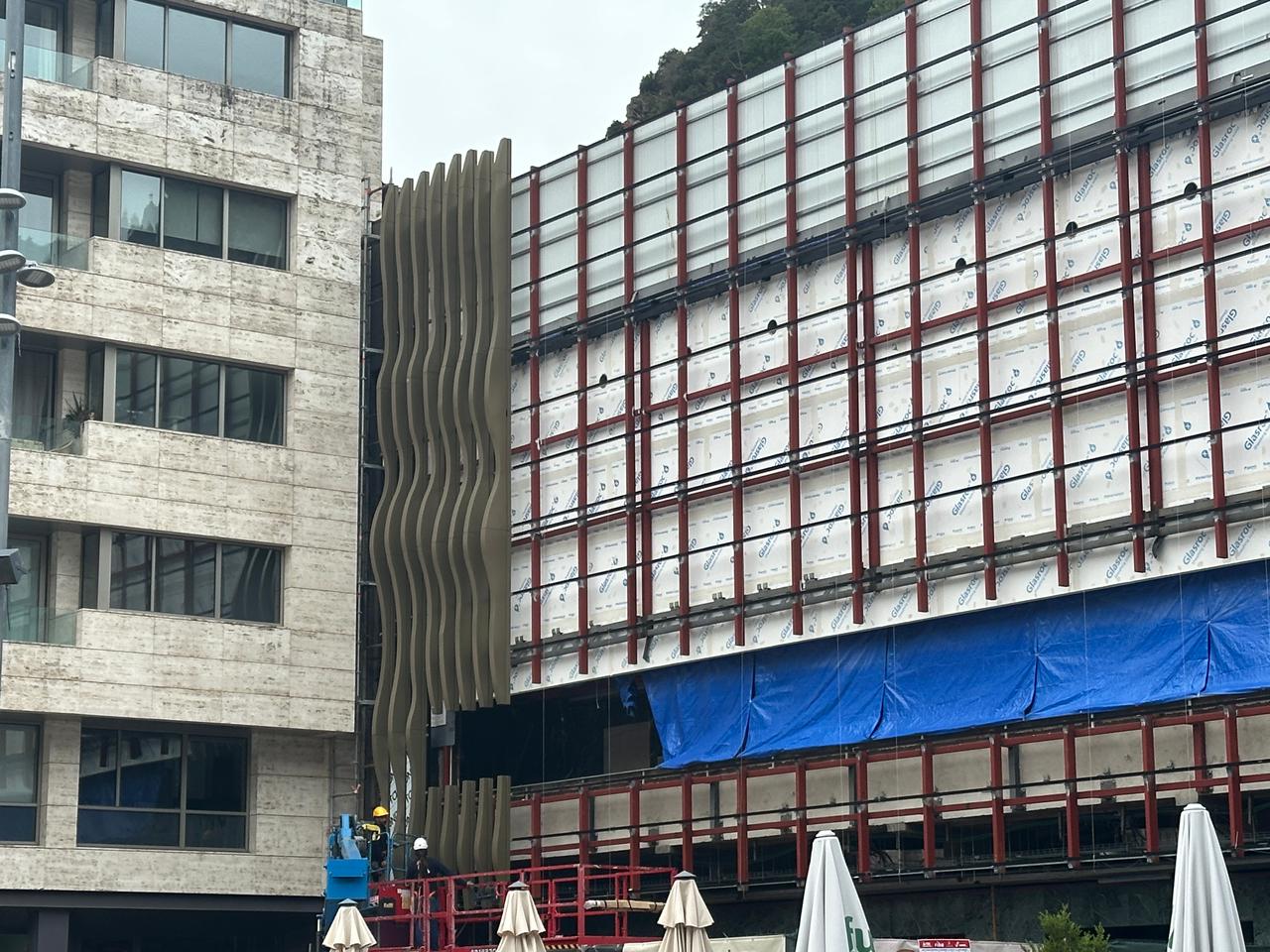 Las nuevas placas ya lucen en la fachada del centro cultural laurediano | FOTO: M.T. (ANA)