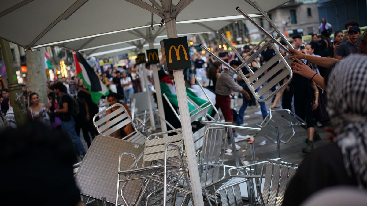 Un grup de manifestants ha bolcat les taules i cadires d'una hamburgueseria situada a la Rambla.