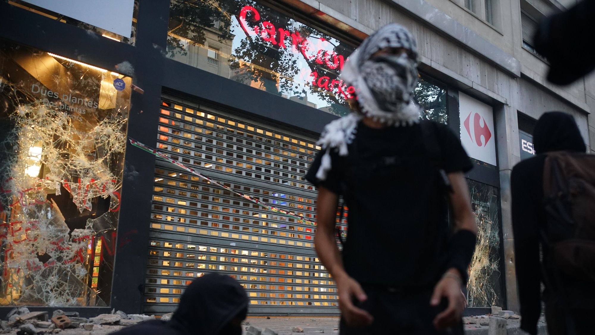 Un vidre trencat en un establiment d'una cadena de supermercats a la Rambla de Barcelona