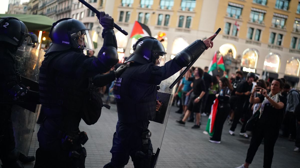 Los Mossos d'Esquadra intentando dispersar a los manifestantes.