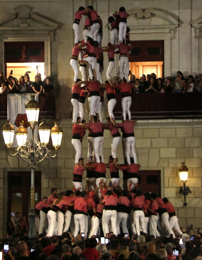 El intento de 9 de 9 con forro por parte de la Colla Vella dels Xiquets de Valls en la plaza del Mercadal de Reus poco antes de hacer leña
