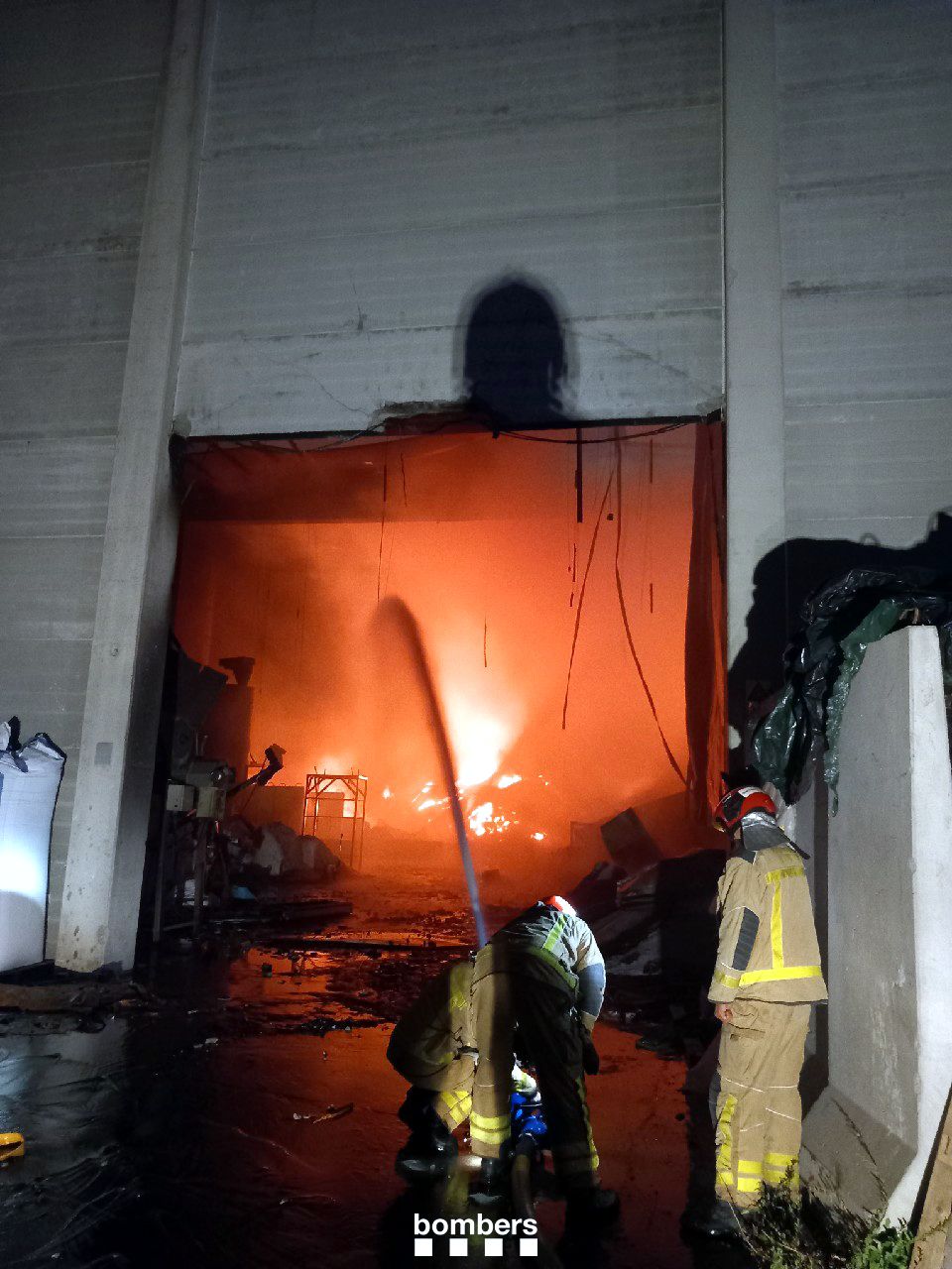 Incendio en la planta de reciclaje de Vilobí d'Onyar (2)