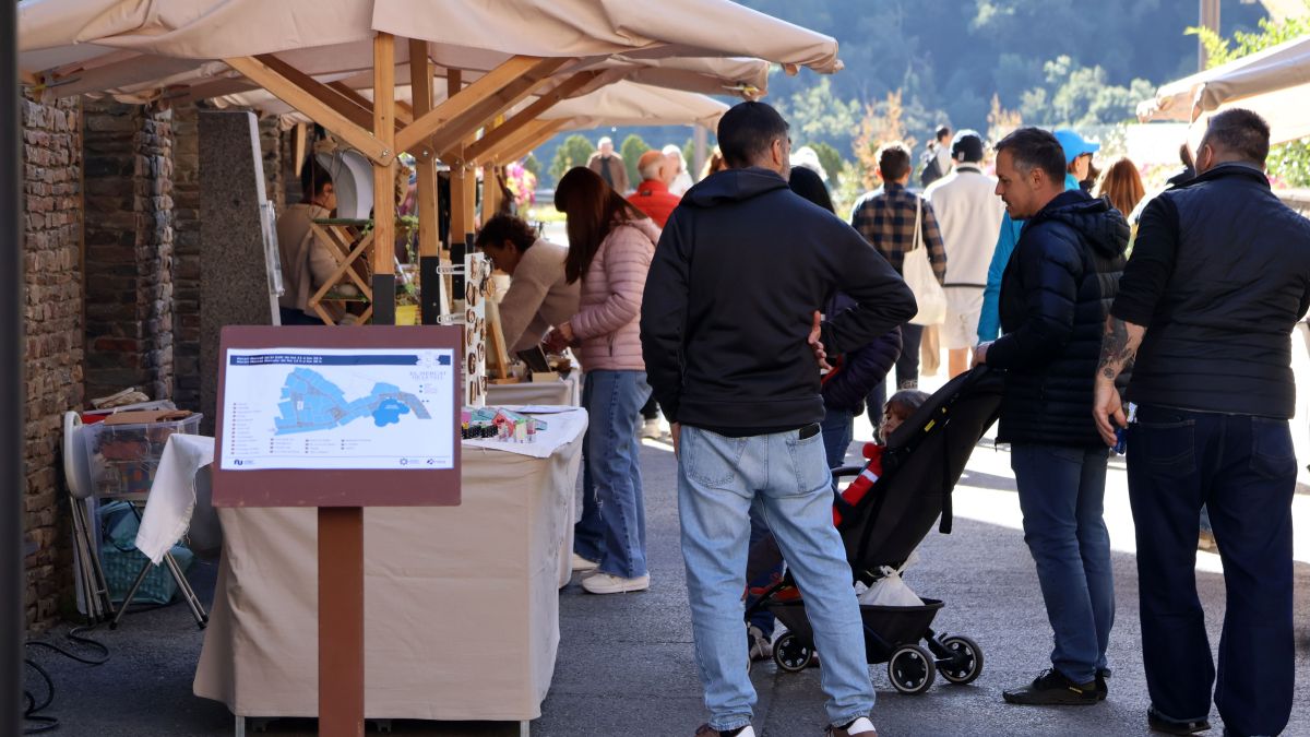 Diferents persones passejant pel mercat de la vall d'Andorra la Vella