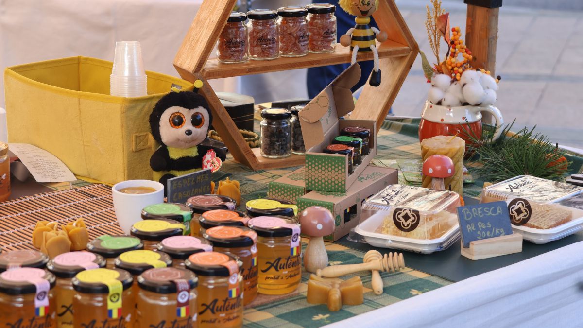 Una parada del mercat de la vall d'Andorra la Vella amb productes agroalimentaris