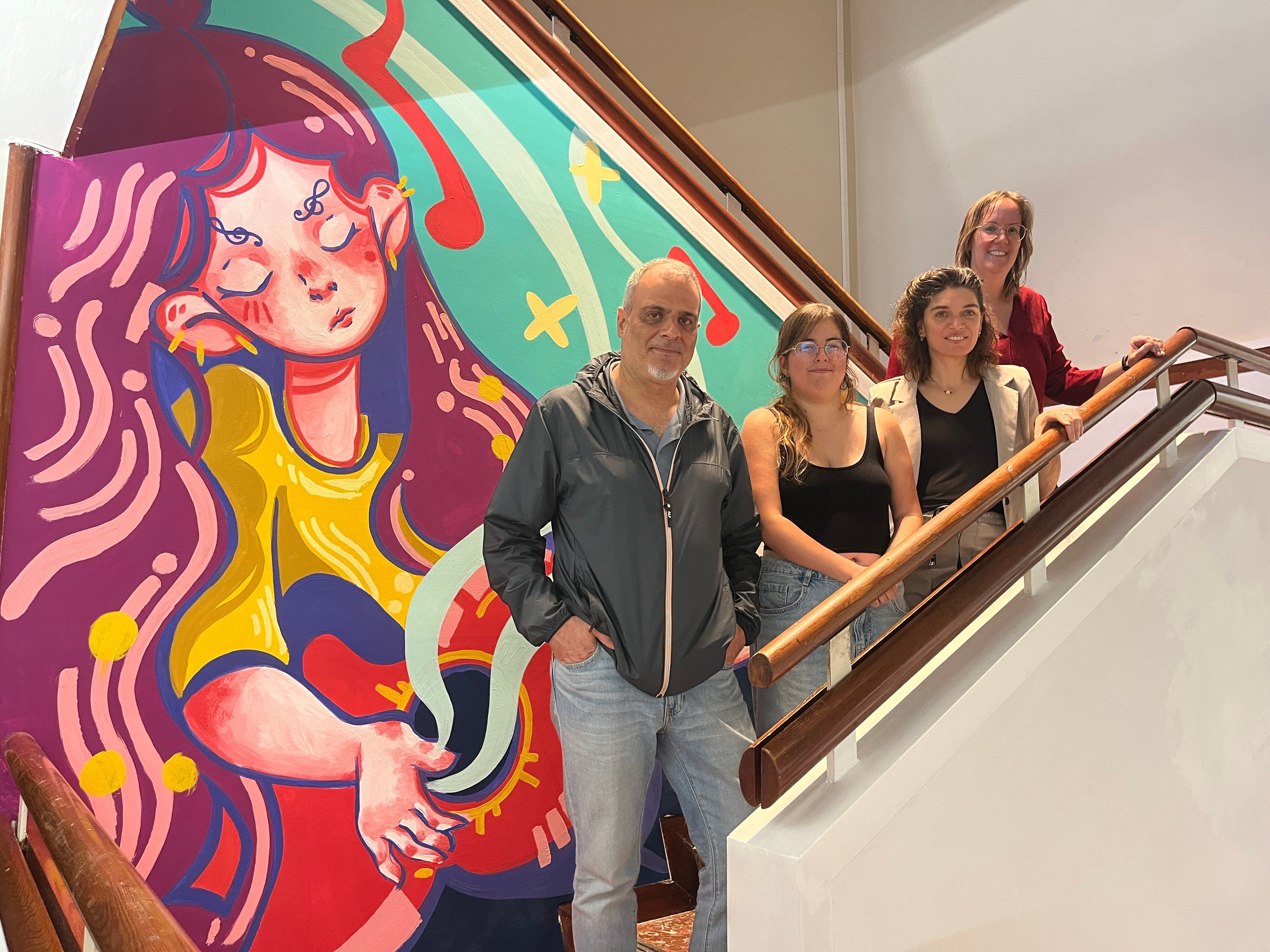 El director de l'EMMT, Joan Clavé, una de les autores del mural, Judit Sanmartí, la directora de l'Escola d'Art Ondara, Mireia Vilalta, i la regidora d'Educació, Alba Castellana
