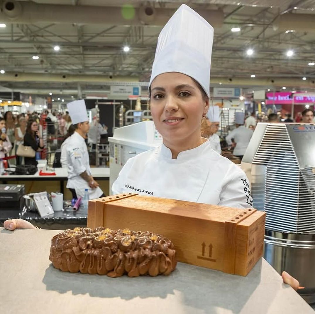 La pastissera marroquina Chaima Boutkabout, cap d’obrador a la pastisseria L’Atelier Barcelona, amb el millor pastís de xocolata del món